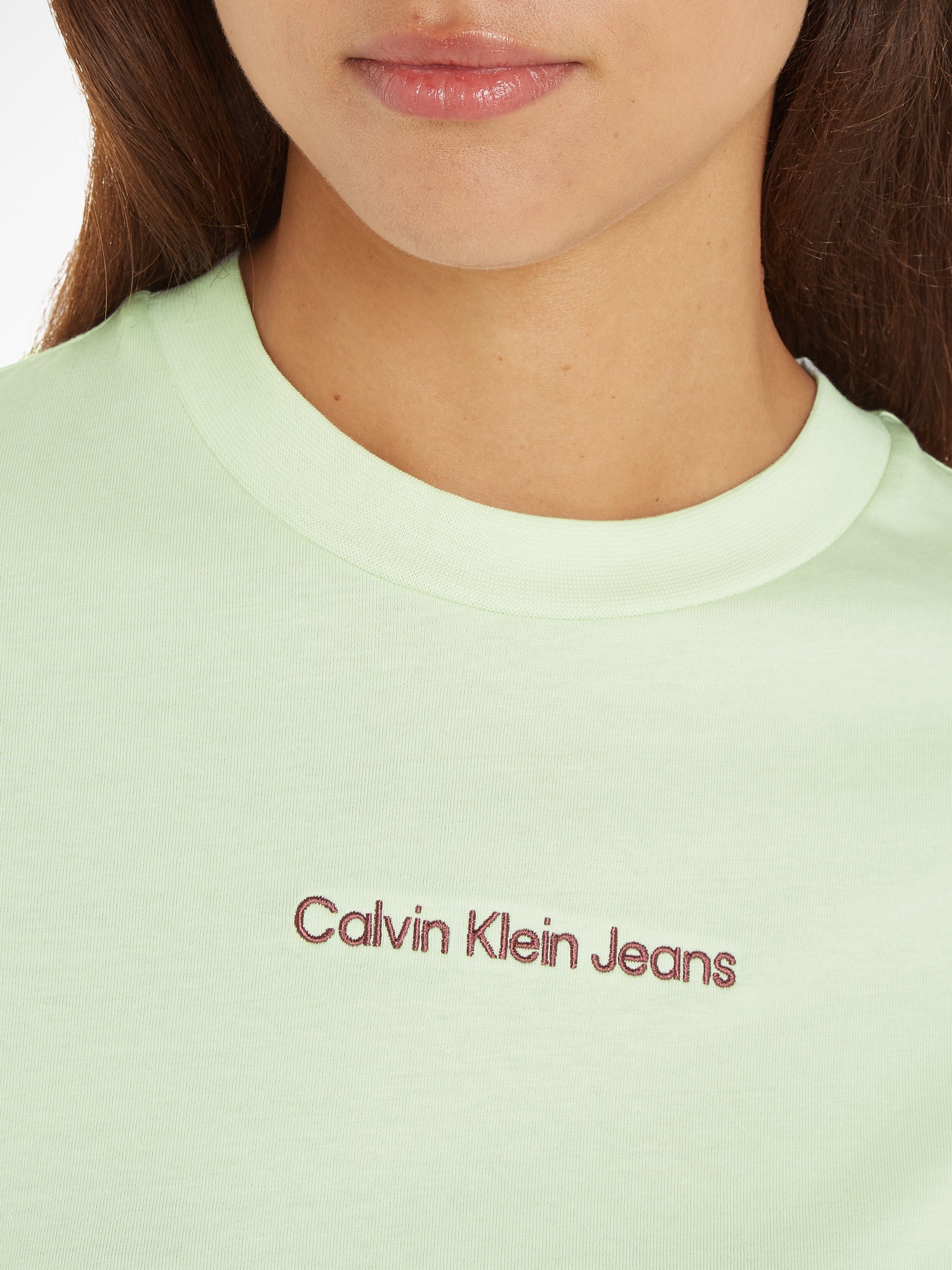 Calvin Klein Jeans Green Canary mit Amaranth T-Shirt INSTITUTIONAL / STRAIGHT TEE Markenlabel