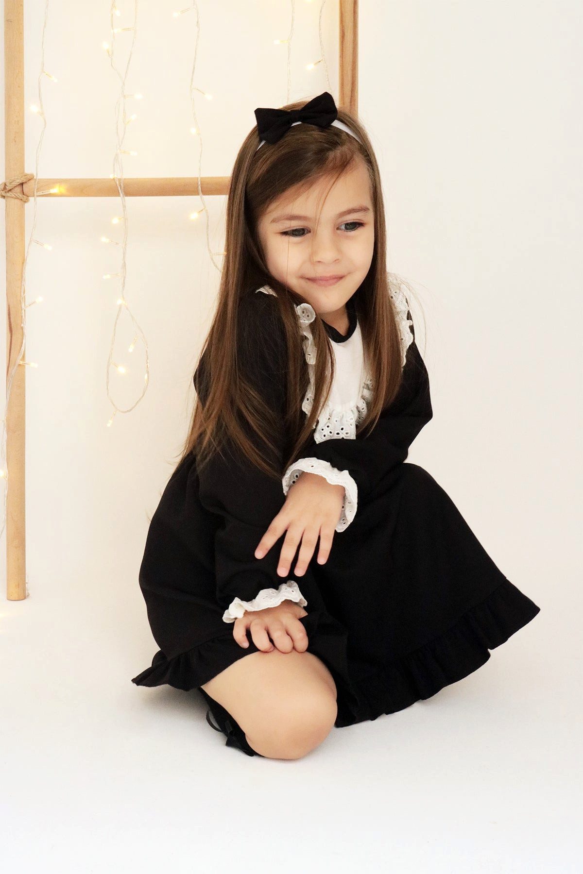 Parla Kids Kleid & Haarband Schwarzes Kleid langärmelig - Rüschensaum Spitzendetails und Haarband