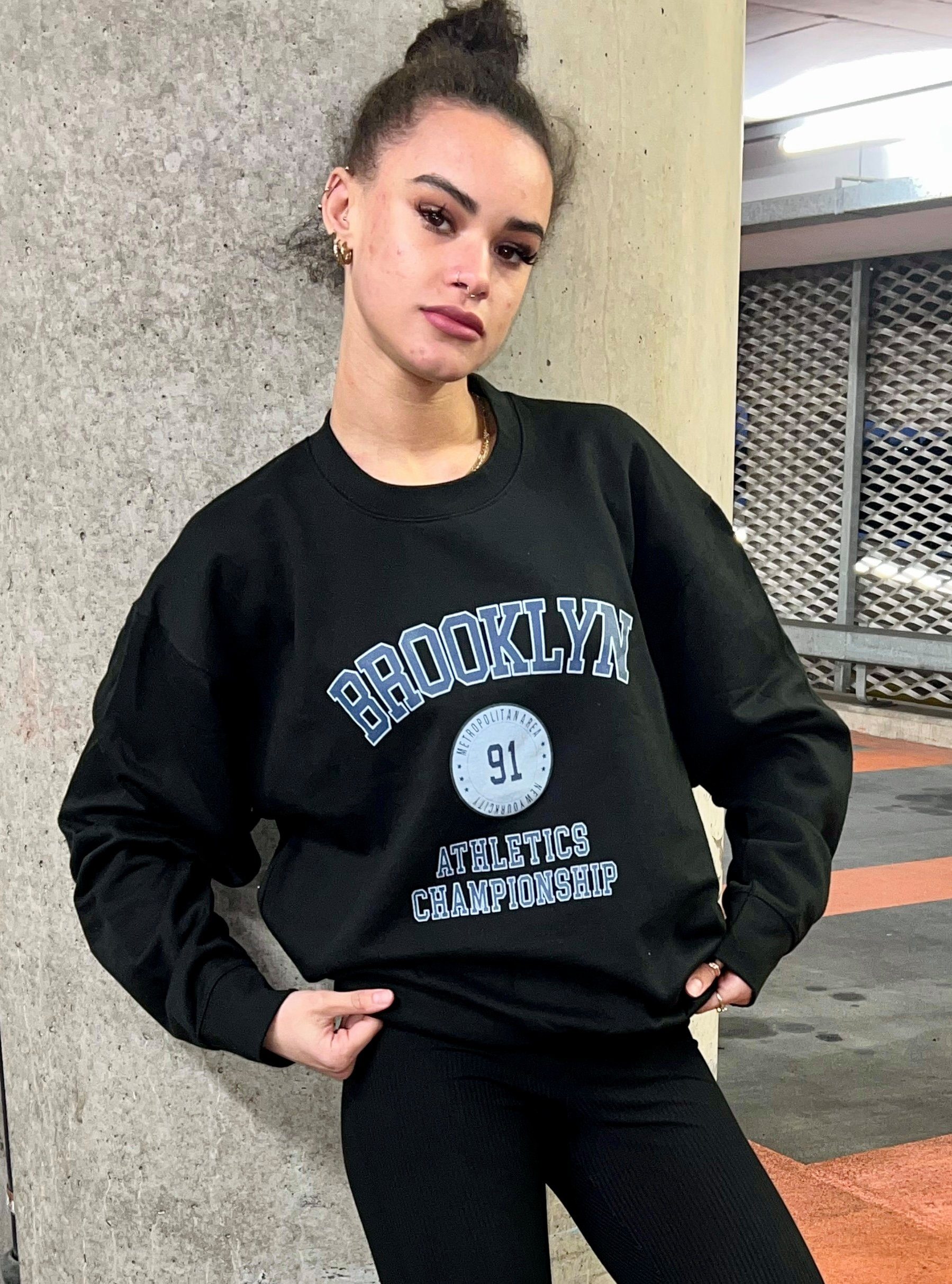 Pulli Schriftzug Sweatshirt Homewear NEU Lounge Bedruckt Uni Mädchen Pullover Worldclassca Freizeit Worldclassca Langarmshirt College Farben Shirt Longsweatshirt Sweater Oversized Damen Blogger BROOKLYN Oberteil Sport S-L Schwarz