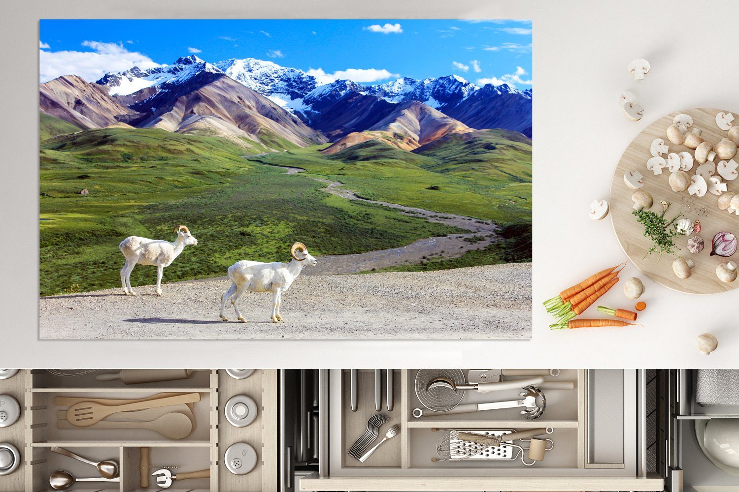 küche, im Denali-Nationalpark in Ceranfeldabdeckung cm, tlg), MuchoWow Berglandschaft, Schafe einer Schutz für Nordamerika 81x52 die mit Herdblende-/Abdeckplatte Induktionskochfeld (1 Vinyl,