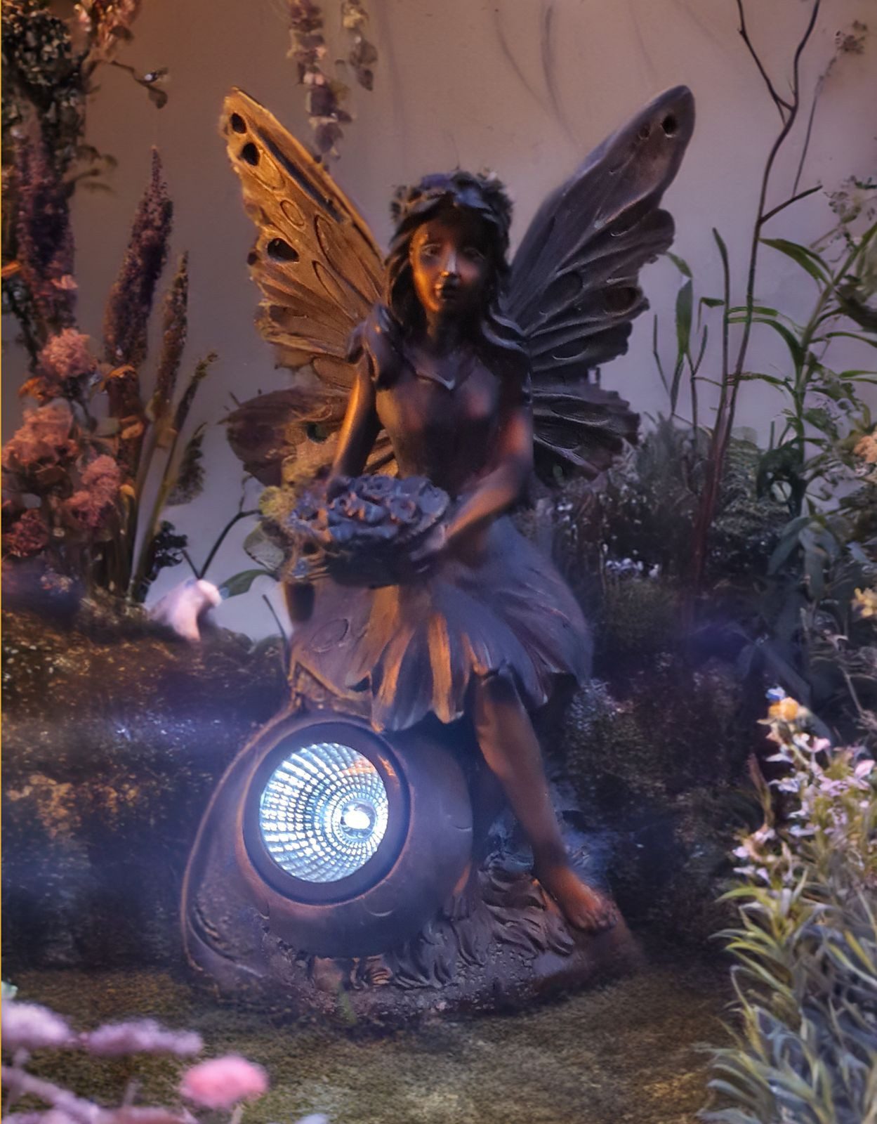Kremers Schatzkiste Gartenfigur Edle Elfe mit Solar Blumenstrauß Figur Gartenfigur 30cm Fee Fairy LED