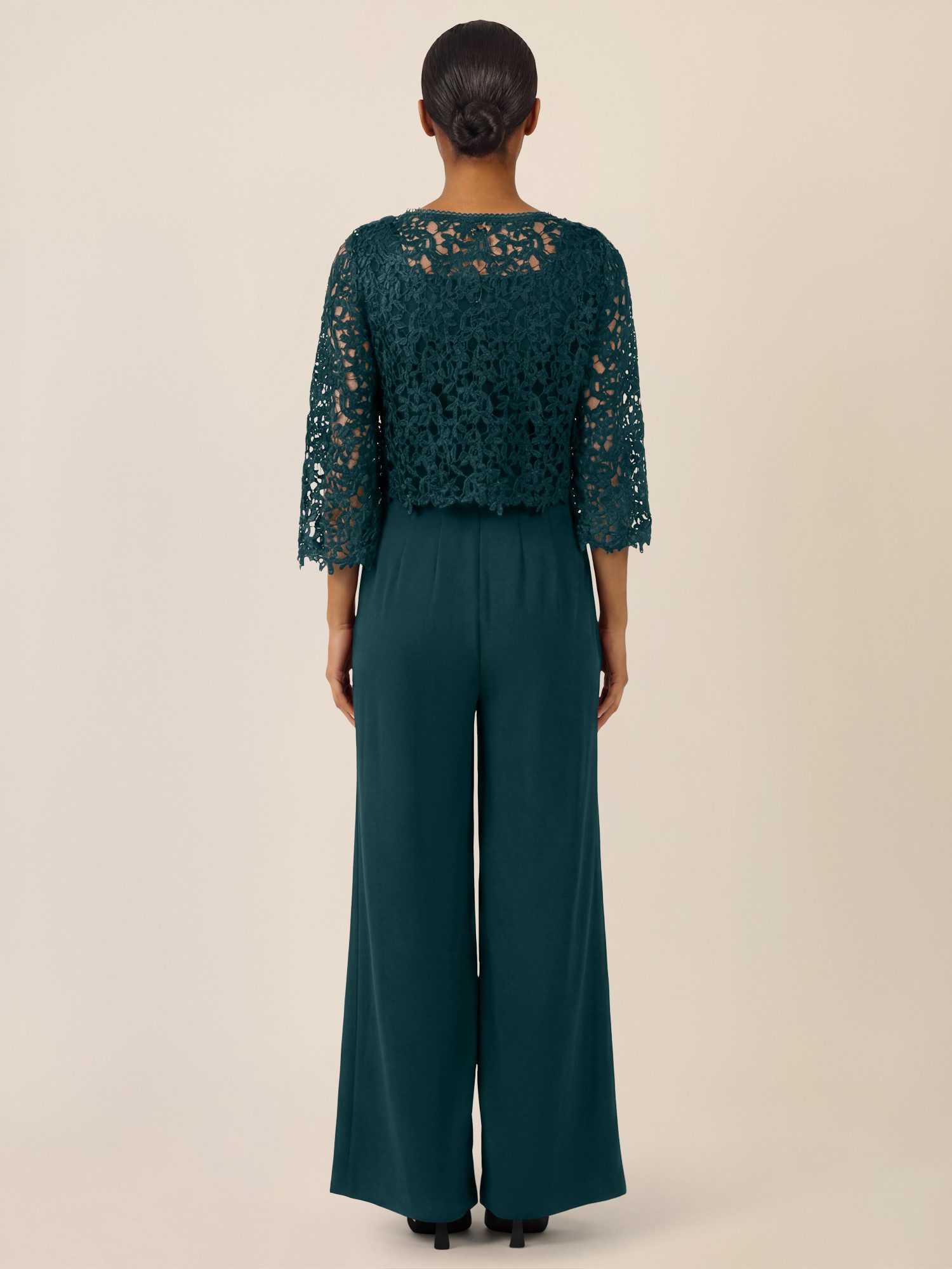 Apart Jumpsuit mit Spitzenjäckchen und weitem Bein