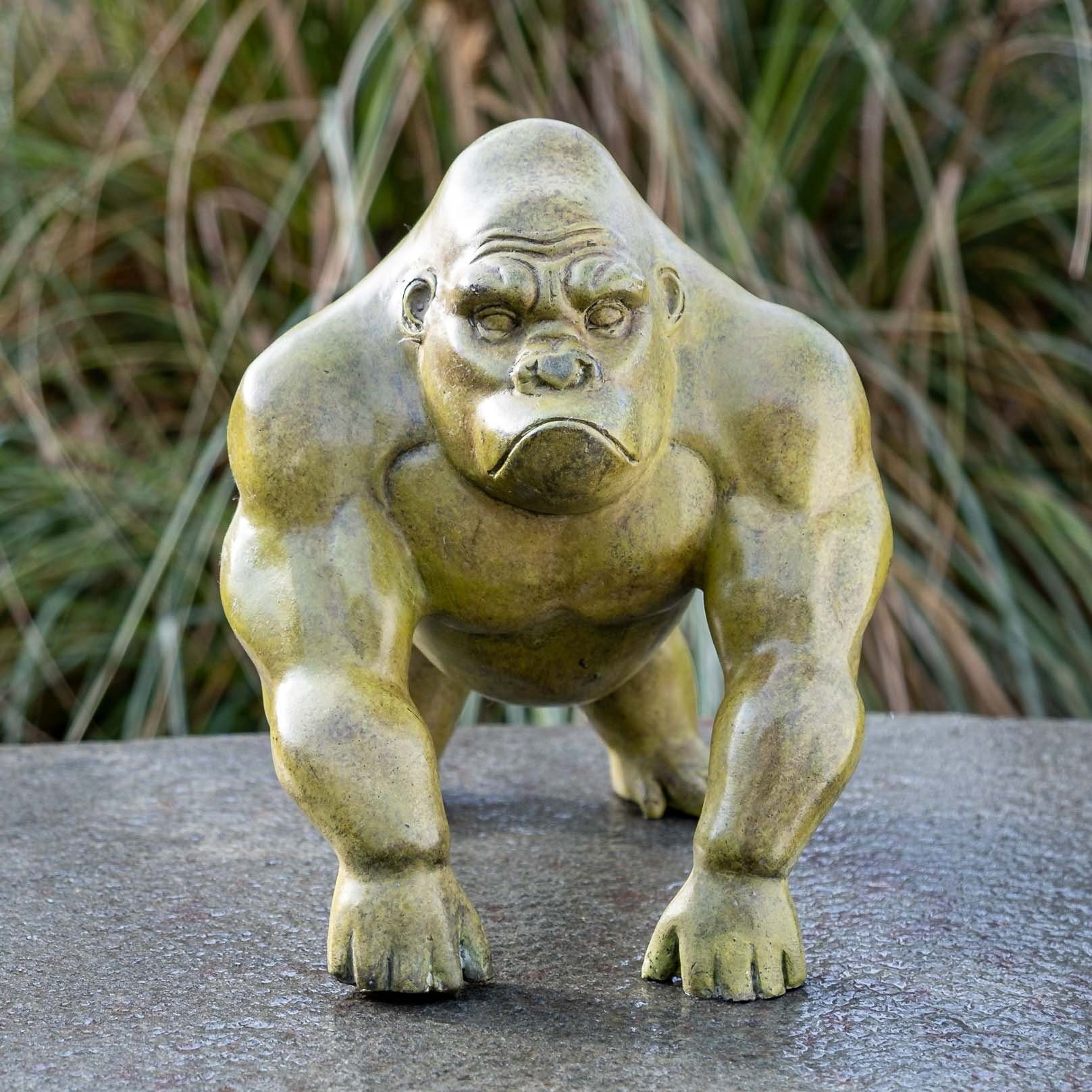 IDYL Gartenfigur IDYL Bronze-Skulptur Kleiner Moderner Gorilla, Bronze – sehr robust – Langlebig – witterungsbeständig gegen Frost, Regen und UV-Strahlung. Die Modelle werden in Wachsausschmelzverfahren in Bronze gegossen und von Hand patiniert.