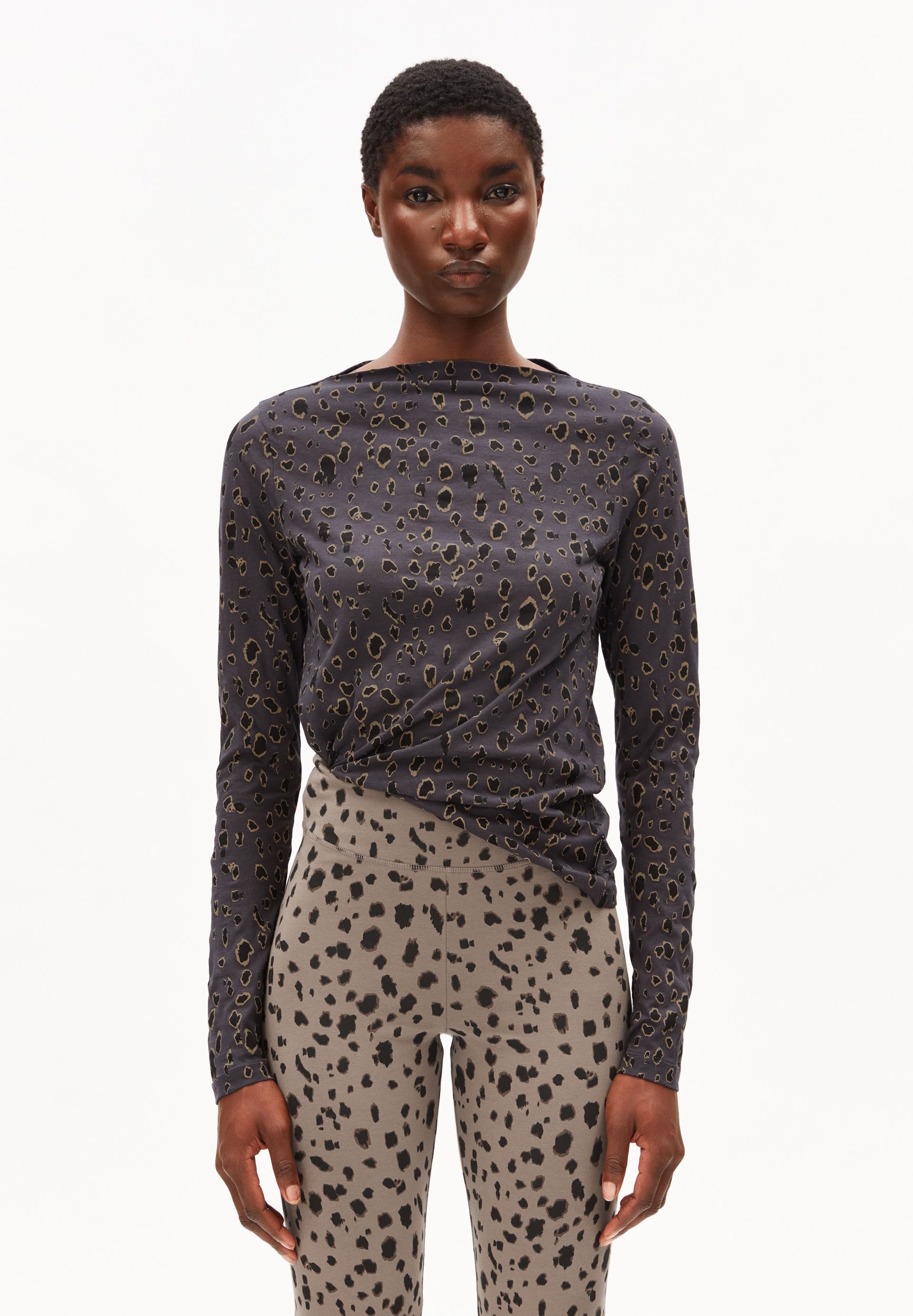 Armedangels Longsleeve LEO Longsleeve aus Bio-Baumwolle mit Leo-Print Slim Fit