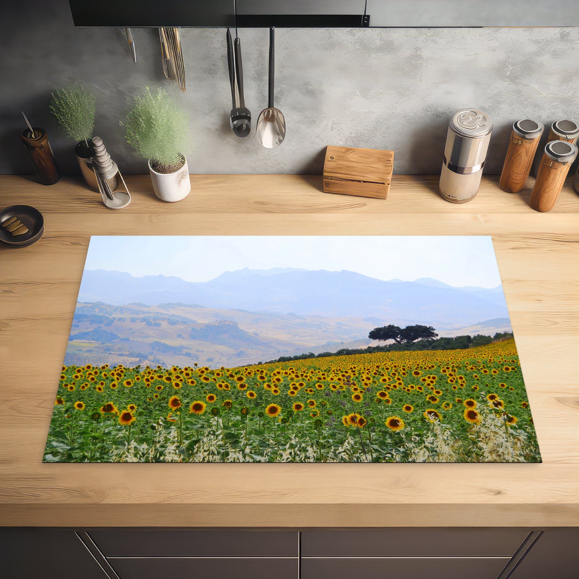 für einem Vinyl, auf die MuchoWow cm, 81x52 tlg), Spaniens, Schutz die Ceranfeldabdeckung Landschaft küche, und Feld Sonnenblumen Herdblende-/Abdeckplatte Induktionskochfeld (1