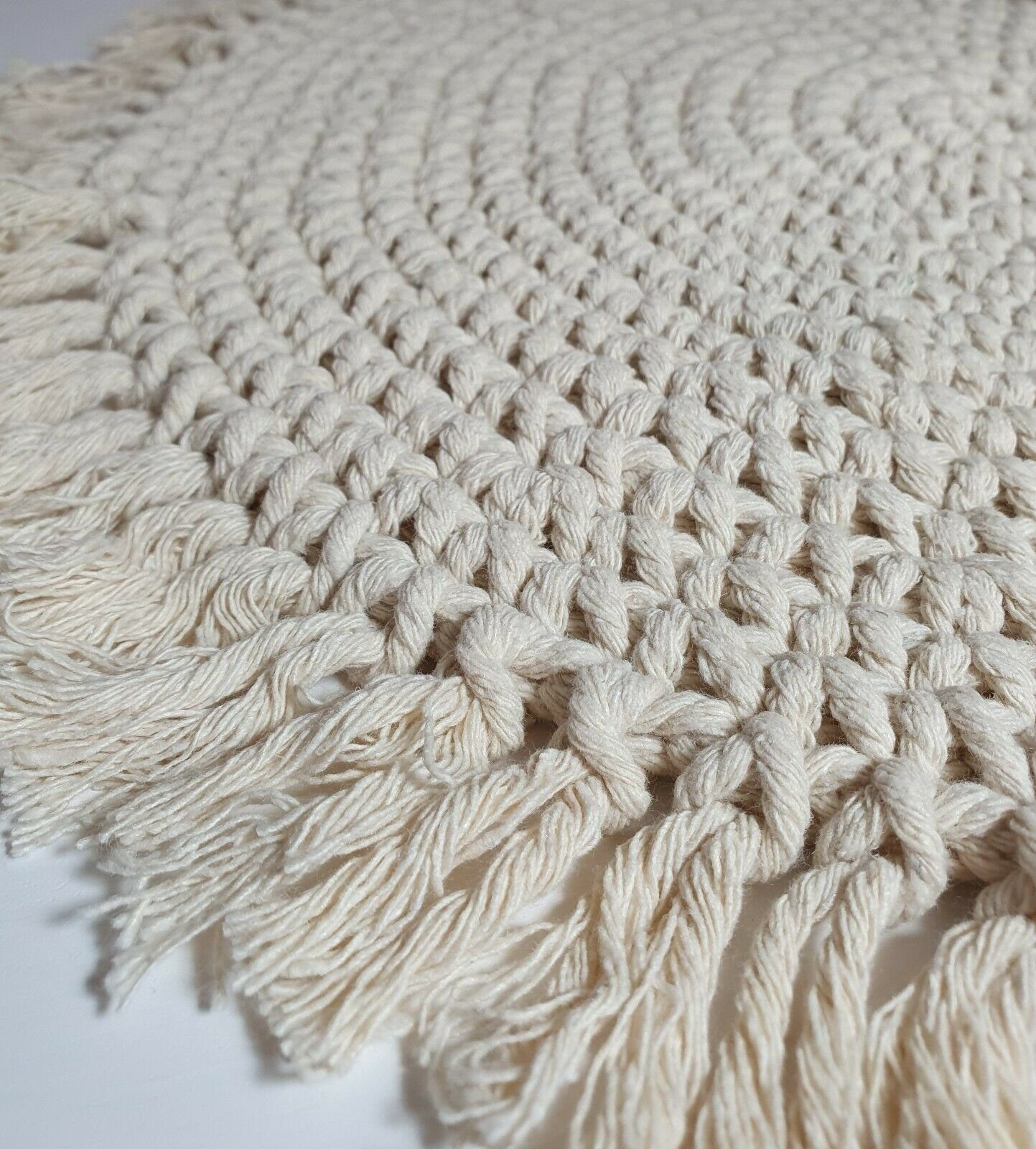 Meinposten Platzset Tischset Makramee Platzset Tischdeko rund boho Deko creme 38 cm, (1-St), Makramee-Platzset mit Fransen