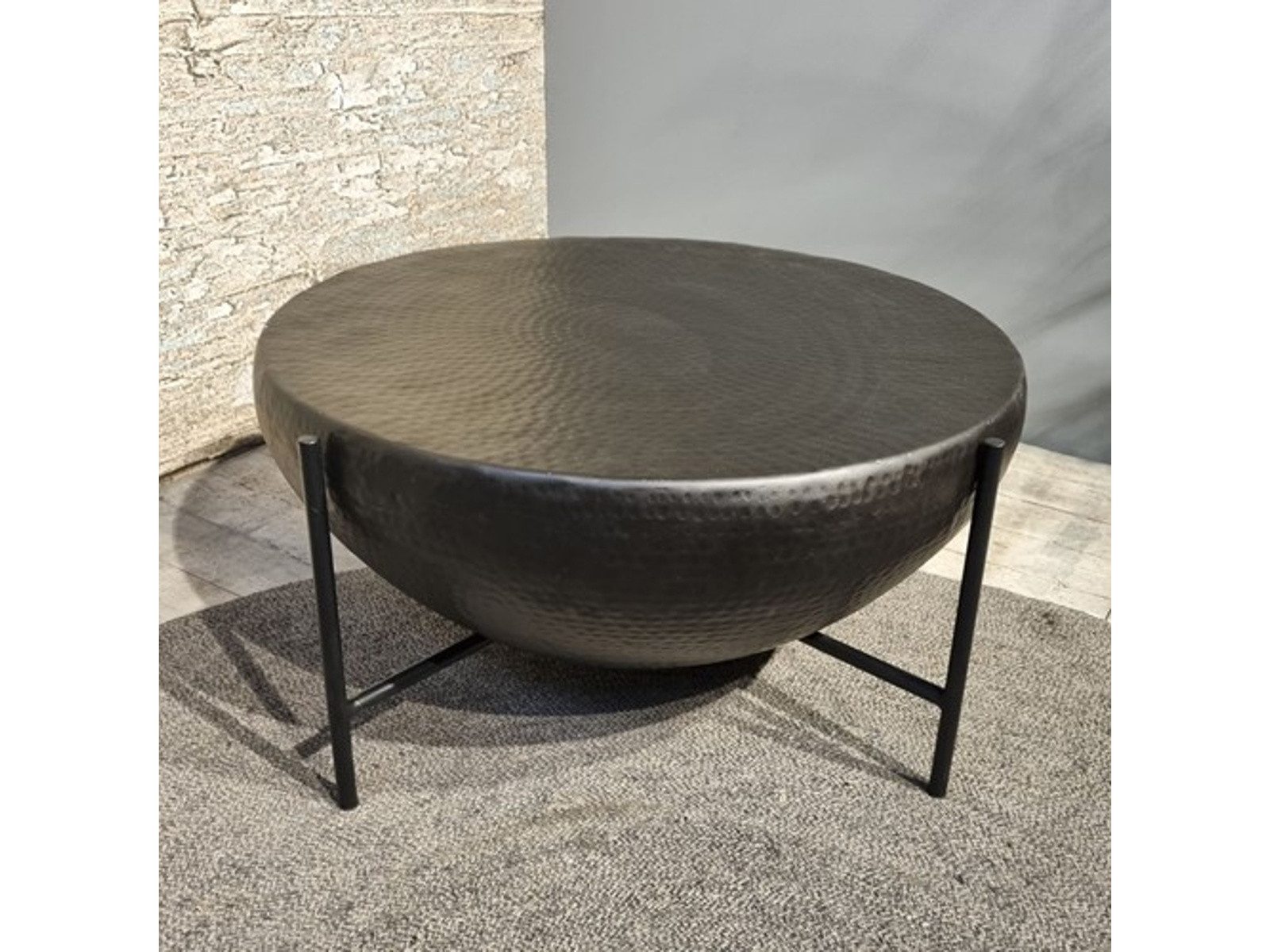 Villa Möbel Couchtisch Valierie (Packung, 1-St., 1 St. Couchtisch), Skulpturaler Blickfang schlankes Metallgestell stabile Ablage.