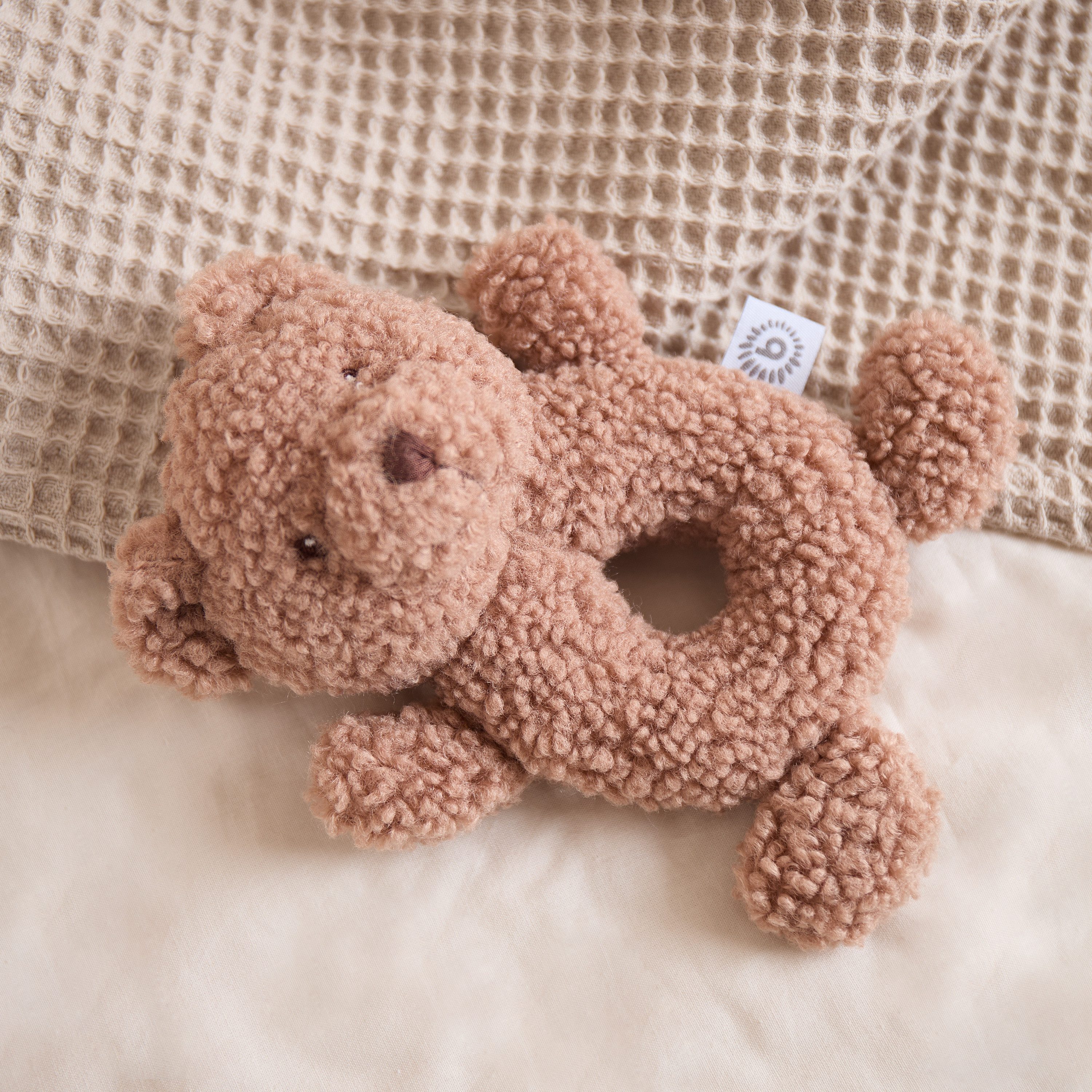 BIECO Plüschfigur Bieco Kuscheltier Bär mit Rassel aus Bouclé