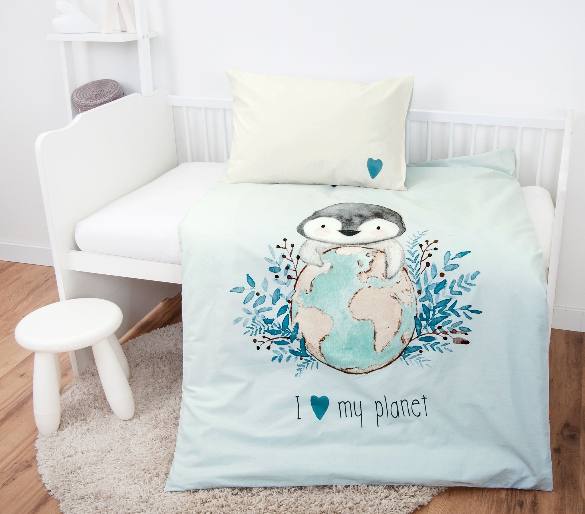 Herding Babybettwäsche 100x135cm Pinguin I love my planet, Renforcé, 2 teilig, süßes Pinguin-motiv, Erde, Zweige, Wendeoptik Reißverschluss