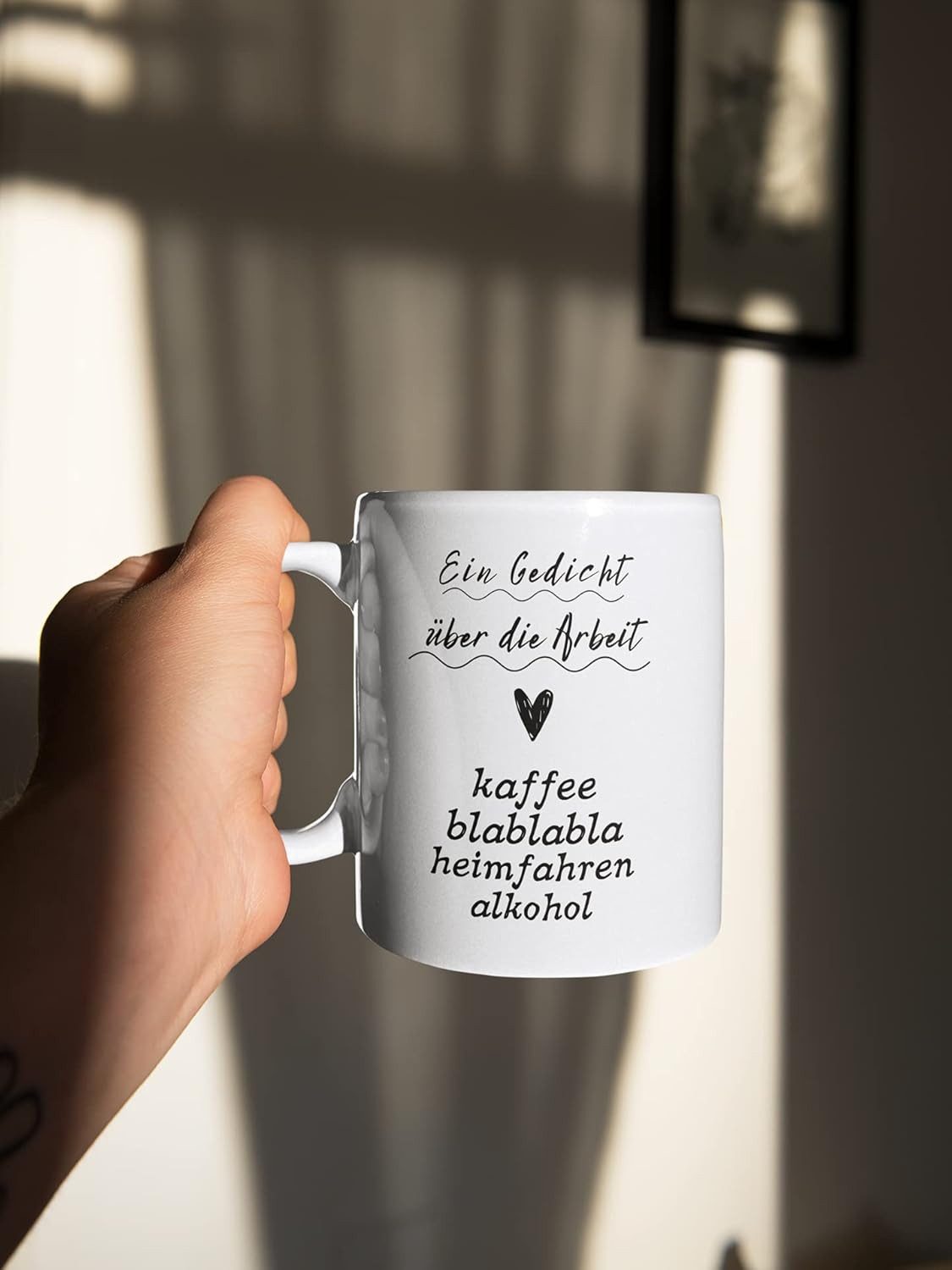 Geschenkehöhle Tasse Lustige Spruchtasse Arbeit – Kaffeebecher Büro Geschenk für Kollegen, 330 ml Fassungsvermögen ideal für Kaffee, Tee oder andere Heißgetränke