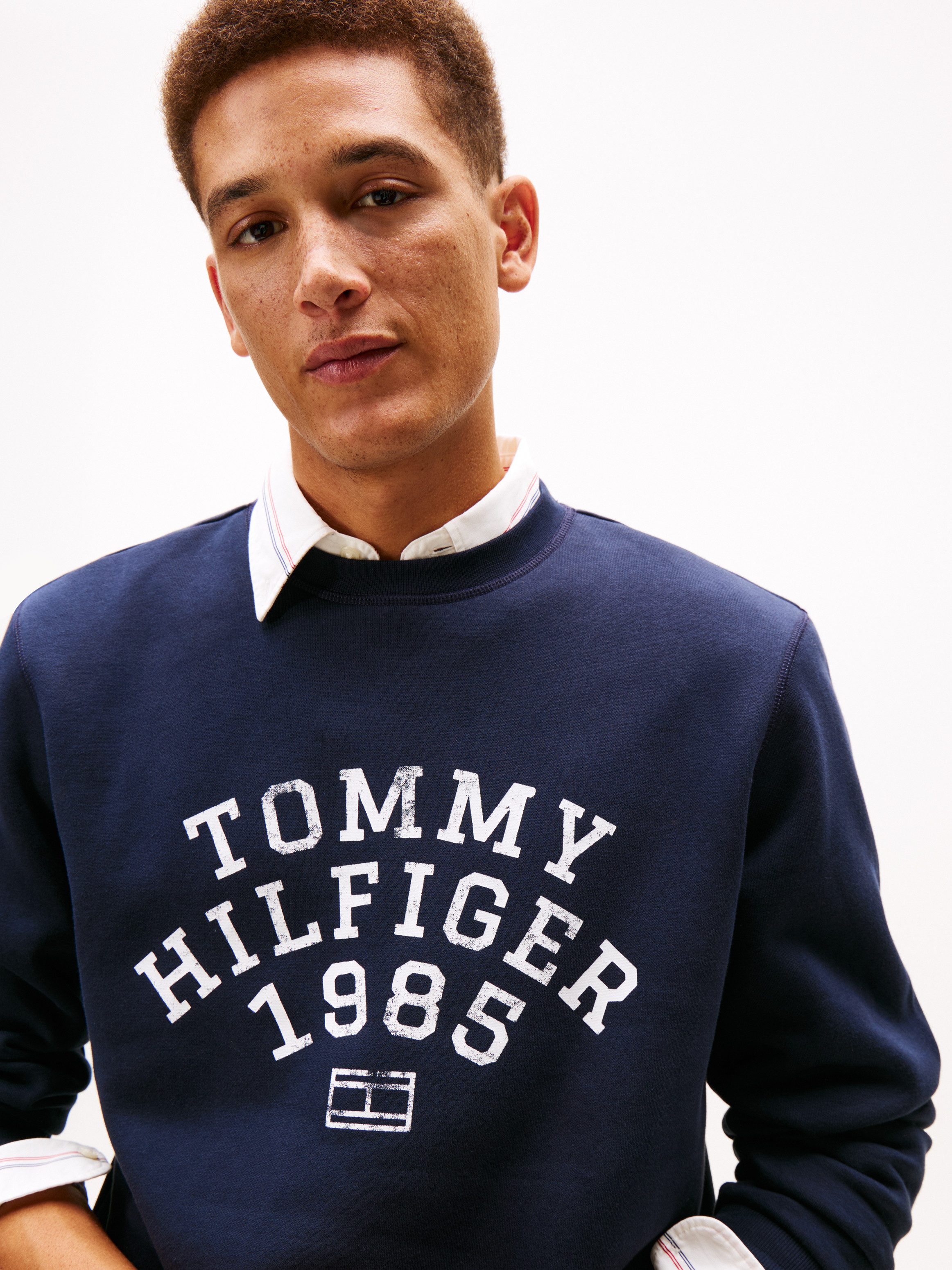 Tommy Hilfiger Sweatshirt HILFIGER ARCH normale Passform, kontrastfarbener Print, Rundhals