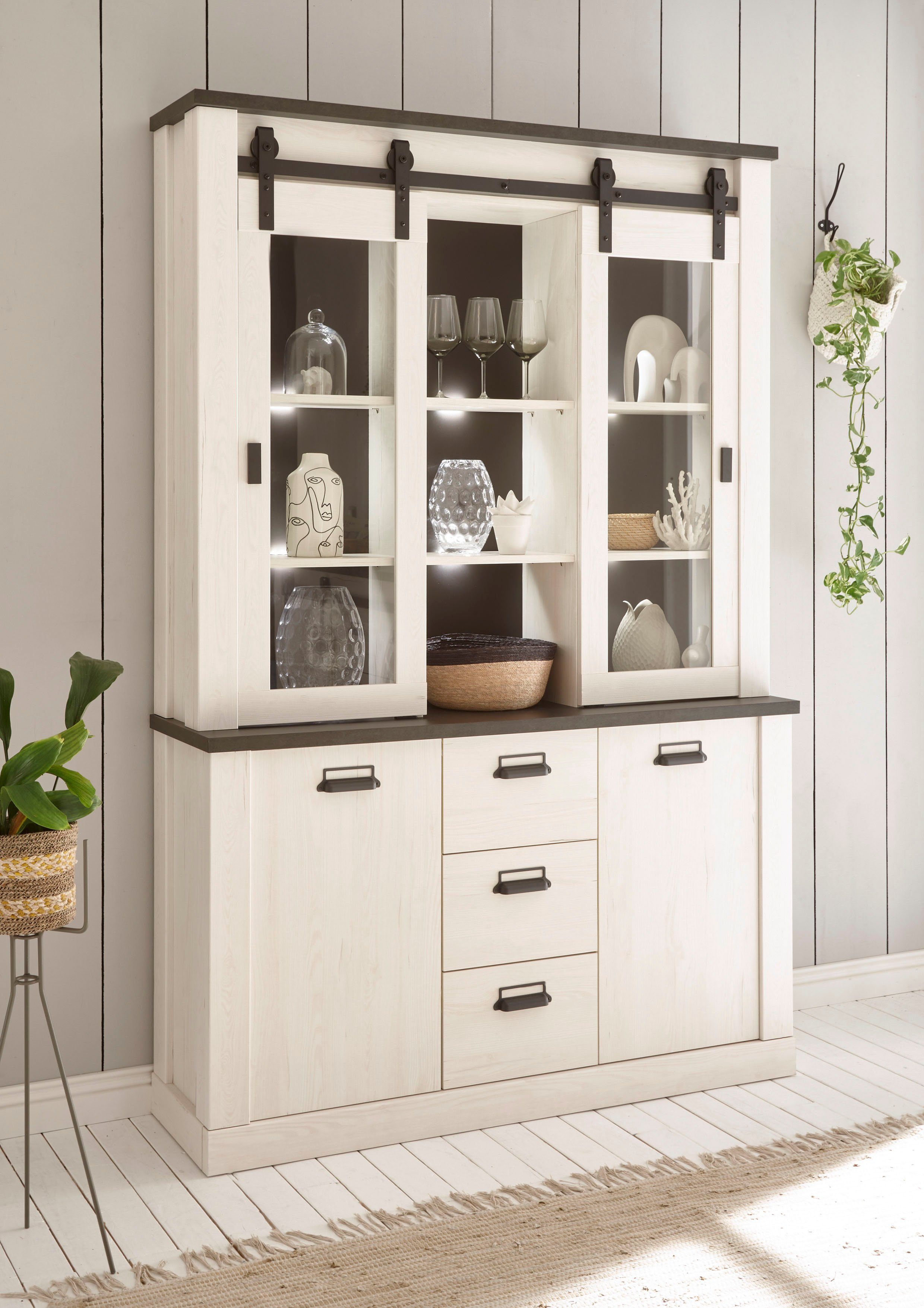 Home affaire Buffet SHERWOOD 133cm und Holz Pinie Breite mit Scheunentorbeschlag Dekor, Apothekergriffen, Weiss Dekor