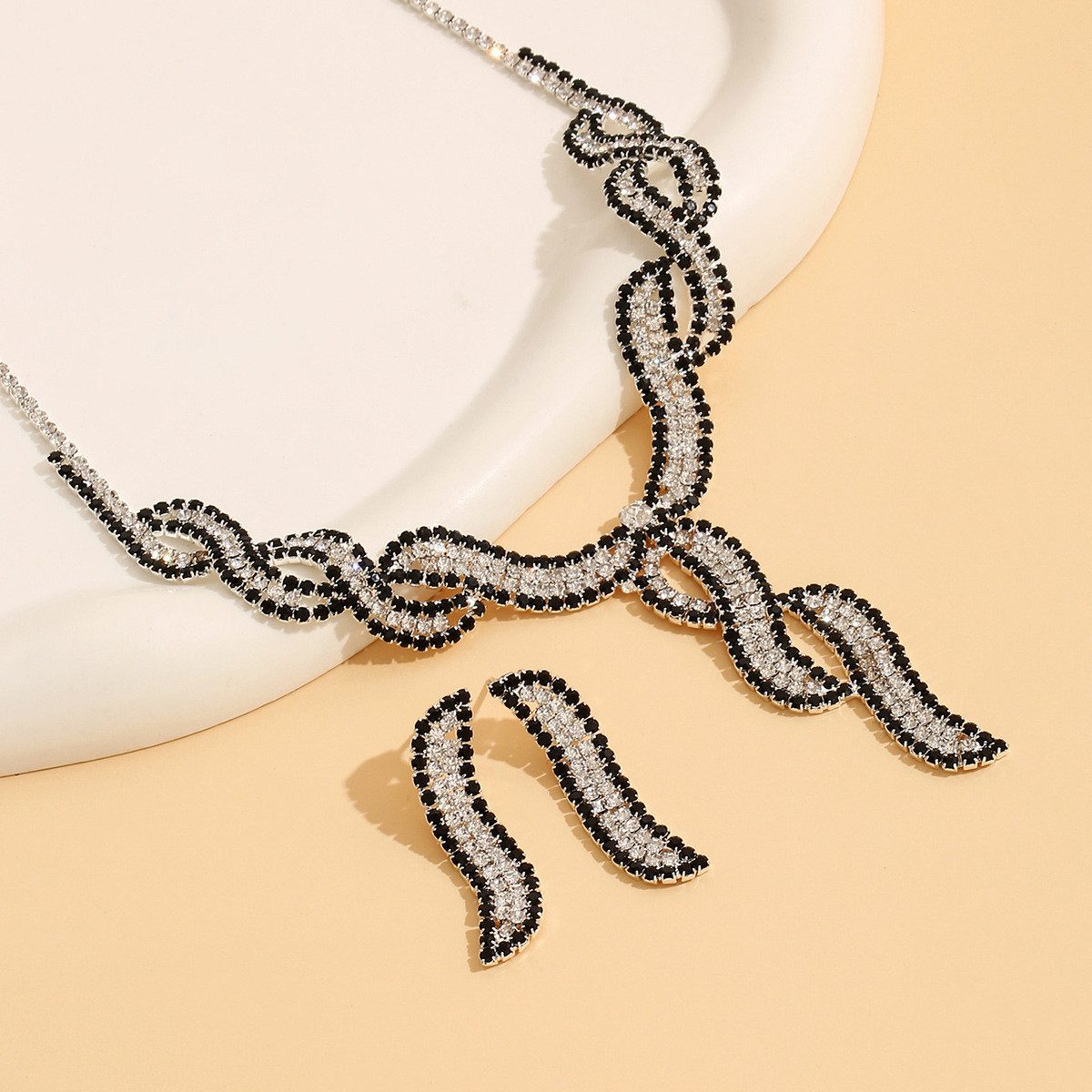 MOPUEA Schmuckset Halskette Ohrringe Choker 2-teiliges Glitzer-Schmuck-Set Ohrstecker (1-tlg., 1 Halskette, 1 Paar Ohrringe (Kupfer, Strassstein), Brautschmuck  – Bild 5 von 5
