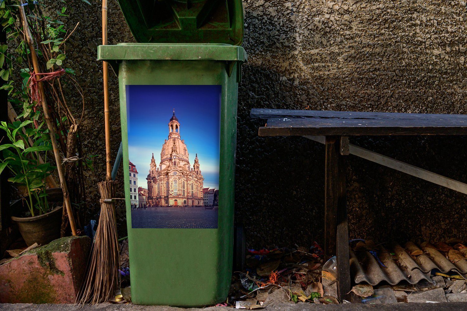 der vor Mülleimer-aufkleber, Container, Wandsticker Sticker, in Stadt MuchoWow Abfalbehälter Dresden blauem (1 Himmel Mülltonne, deutschen Frauenkirche St),