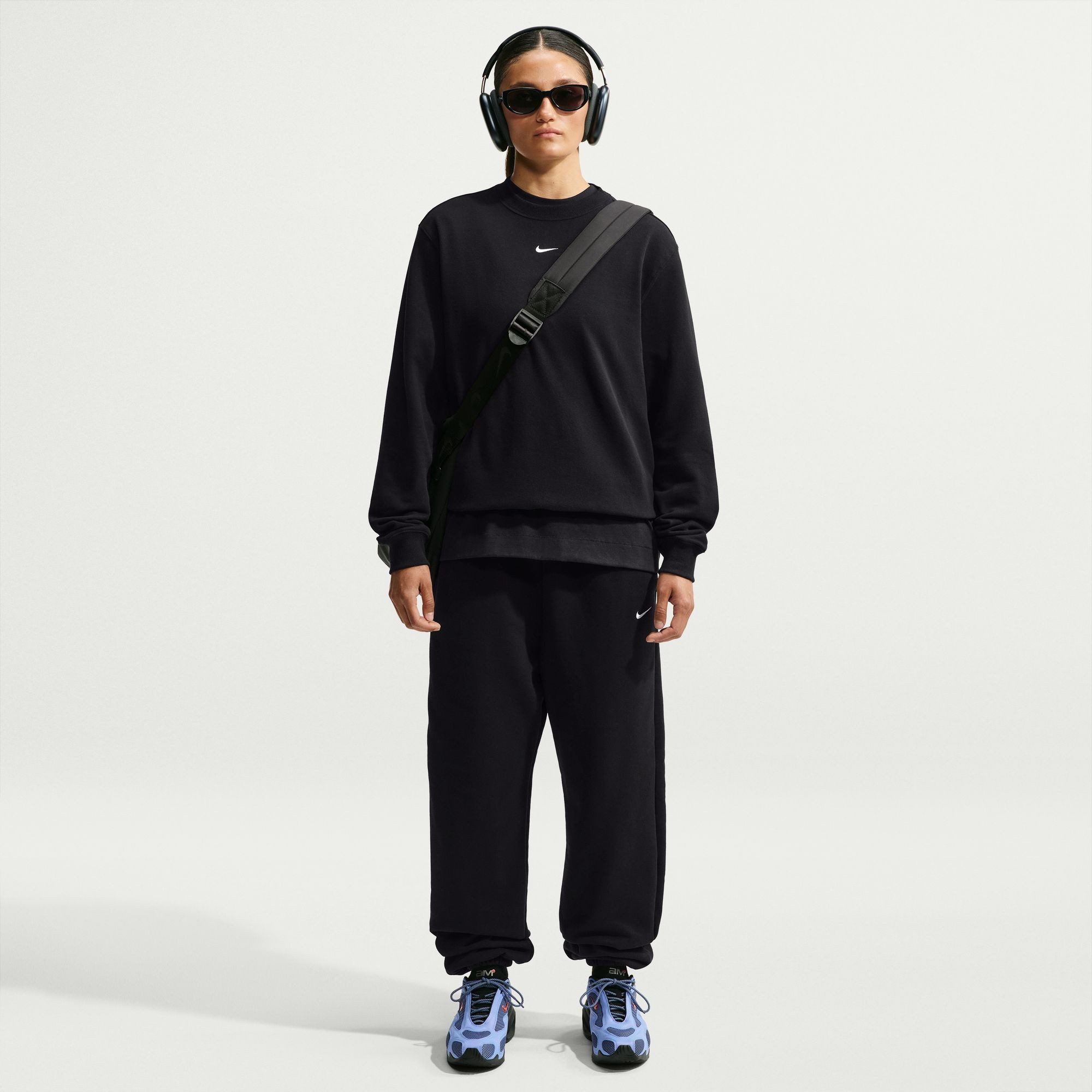 Nike Sportswear Sweatshirt W NK STDO FLC LW STD CREW mit Rundhalsausschnitt, aus angerauter Sweatware, in normaler Länge – Bild 4 von 5