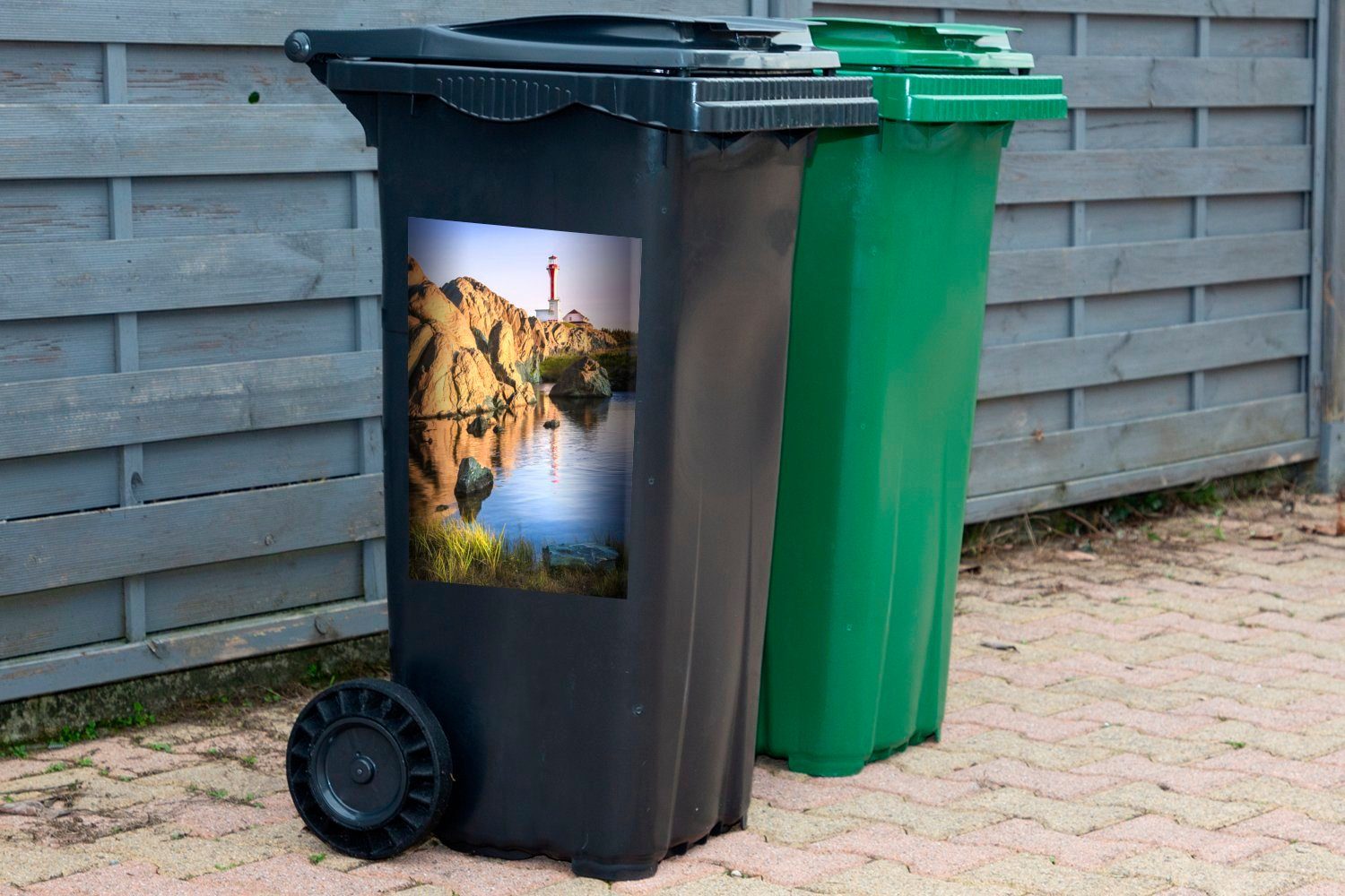 Blick auf Leuchtturm St), Fundy Container, MuchoWow Wandsticker Mülltonne, mit Bay (1 Mülleimer-aufkleber, Sticker, das Meer der Abfalbehälter in