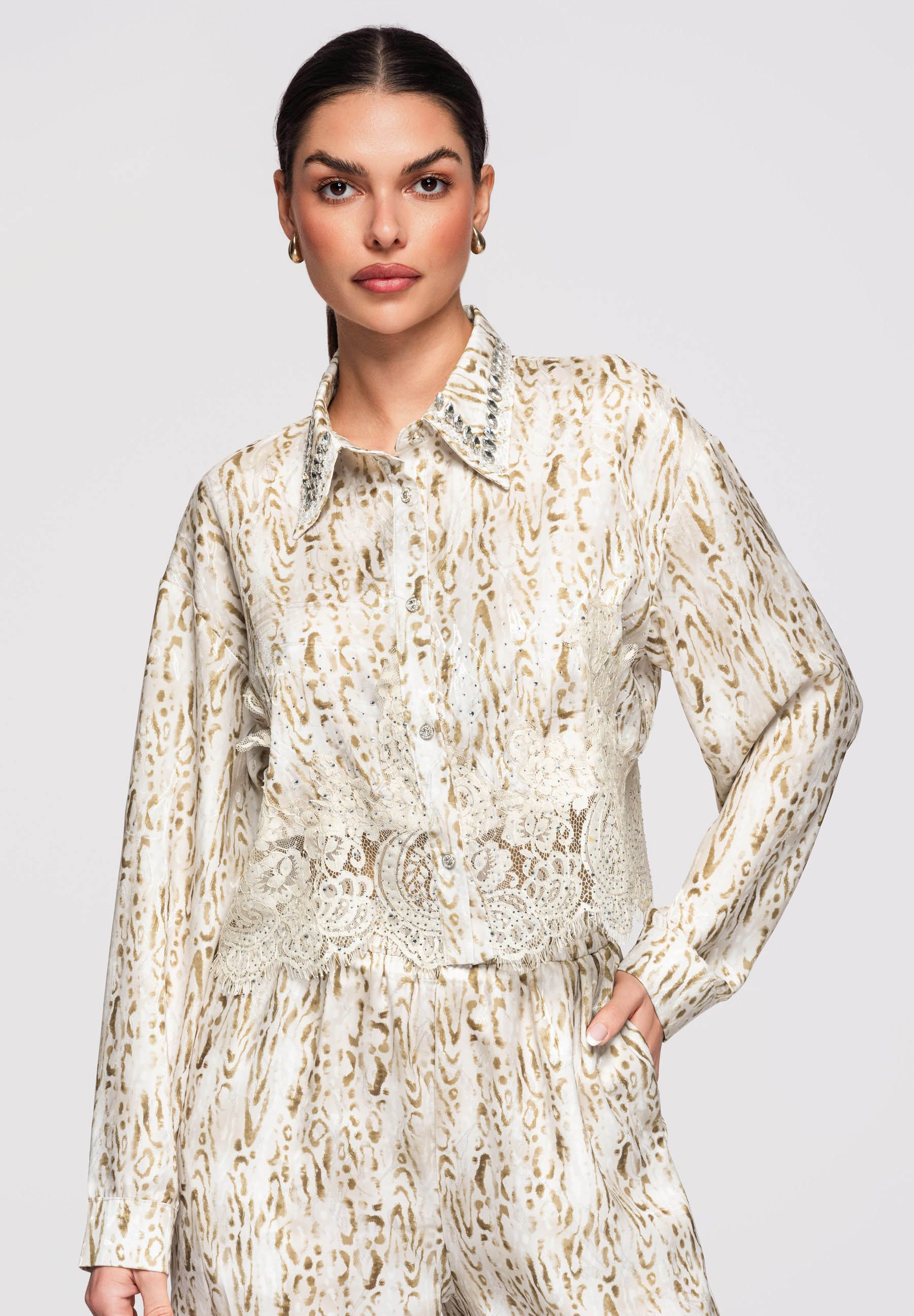 OMBRE Hemdbluse Damen Kurzarm Hemdbluse mit Spitze & Schmuck Beige M/L (kein Set, 1-tlg) Koronkowymi panelami i drobnymi aplikacjami biżuteryjnymi