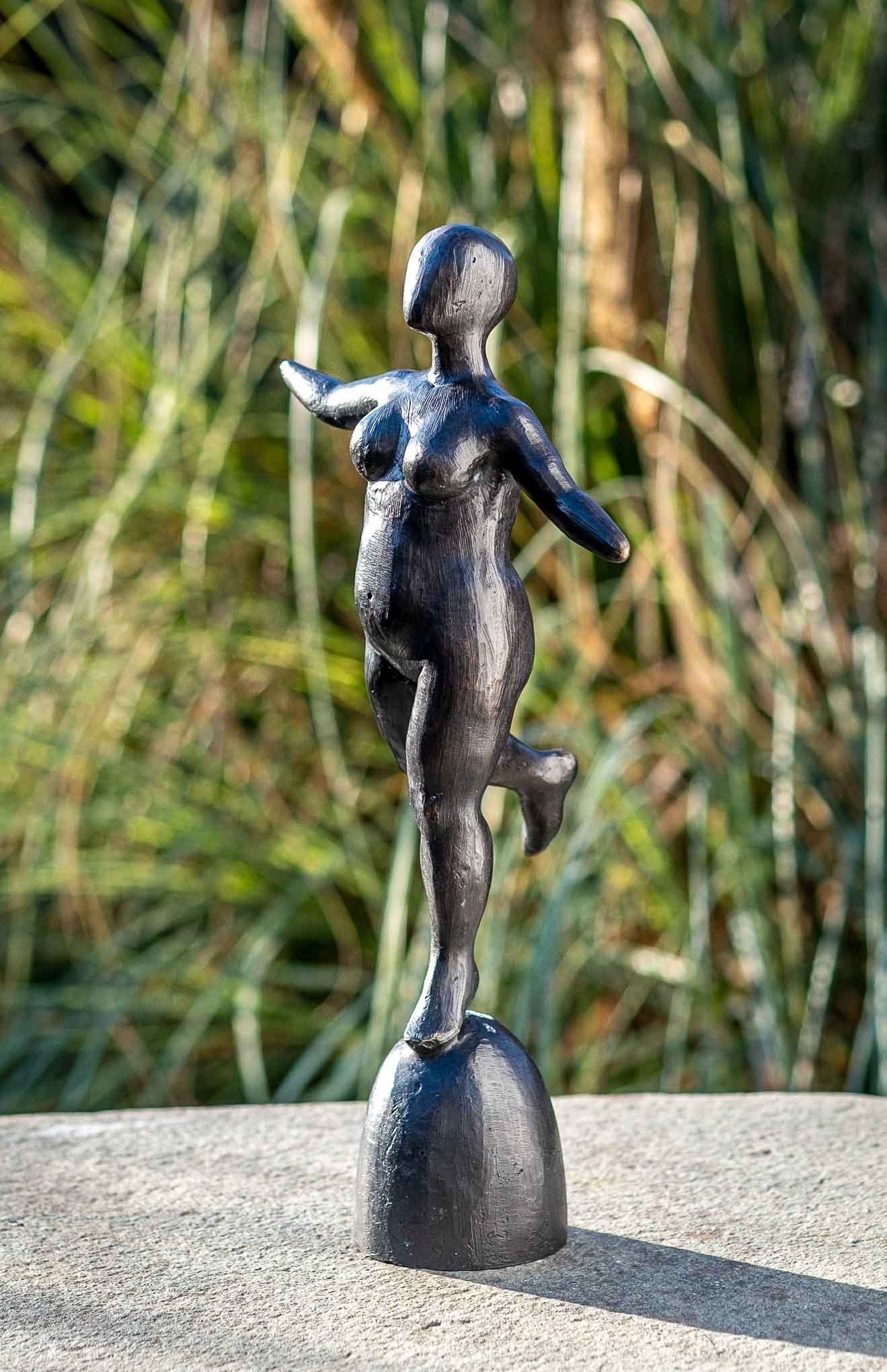 IDYL Gartenfigur IDYL Bronze Skulptur Dicke nackte Frau, Bronze – sehr  robust – Langlebig – witterungsbeständig gegen Frost, Regen und  UV-Strahlung. Die Modelle werden in Wachsausschmelzverfahren in Bronze  gegossen und von Hand patiniert.