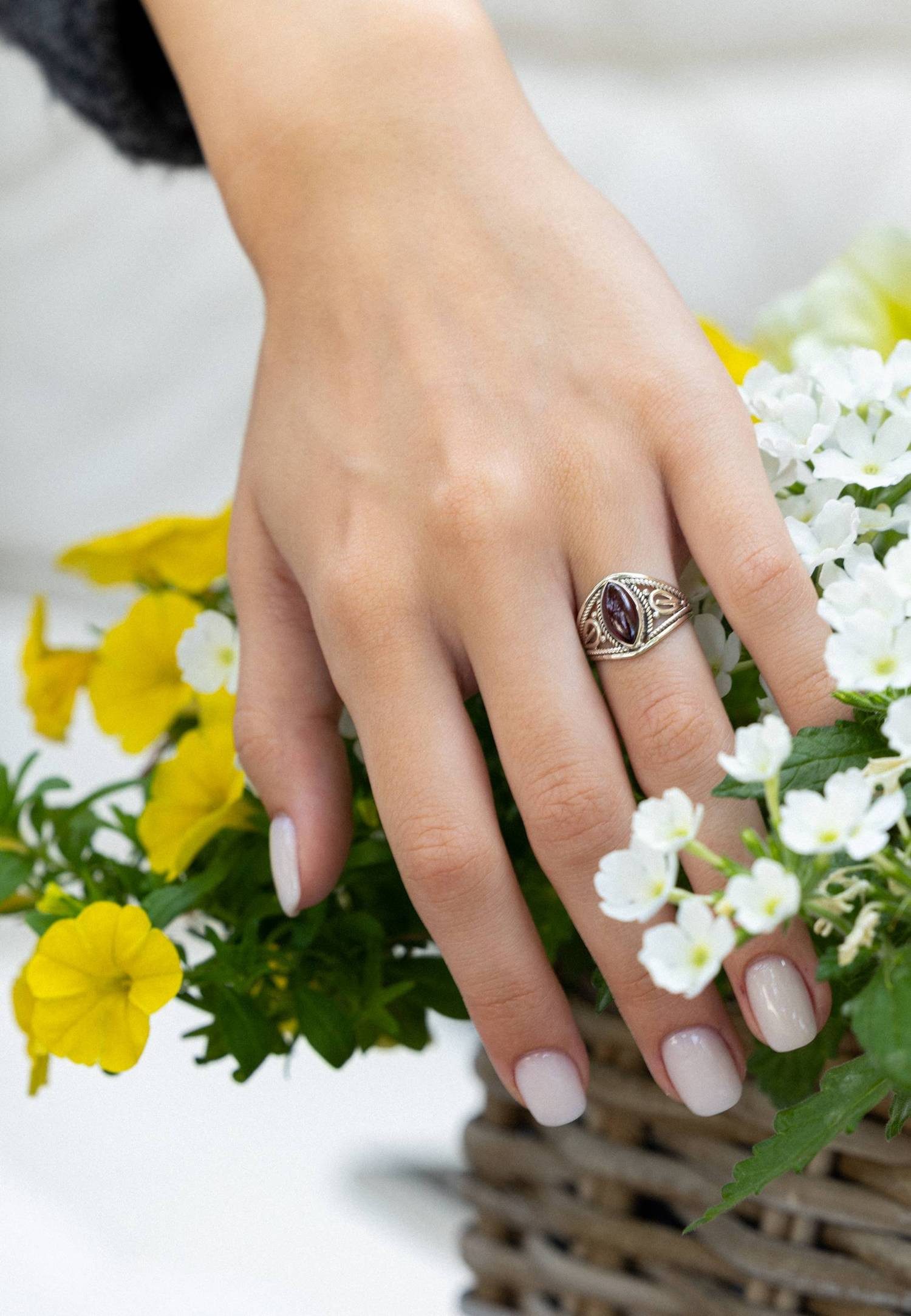 mantraroma Silberring DAHAB Ellipse aus 925 Silber mit Granat (Ring mit Schmuckbeutel), Damenring aus 925er Silber