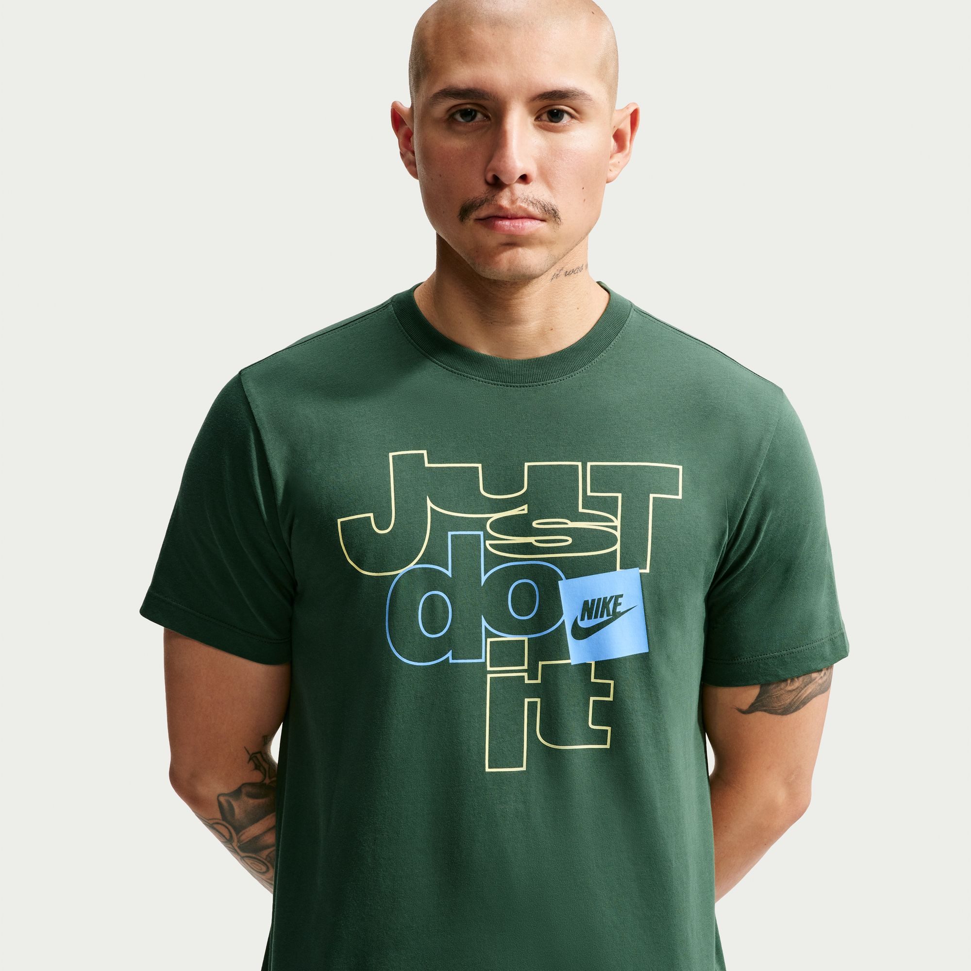 Nike Sportswear T-Shirt Nike Sportswear T-Shirt mit Rundhalsausschnitt, normale Schnittform, auch in großen Größen