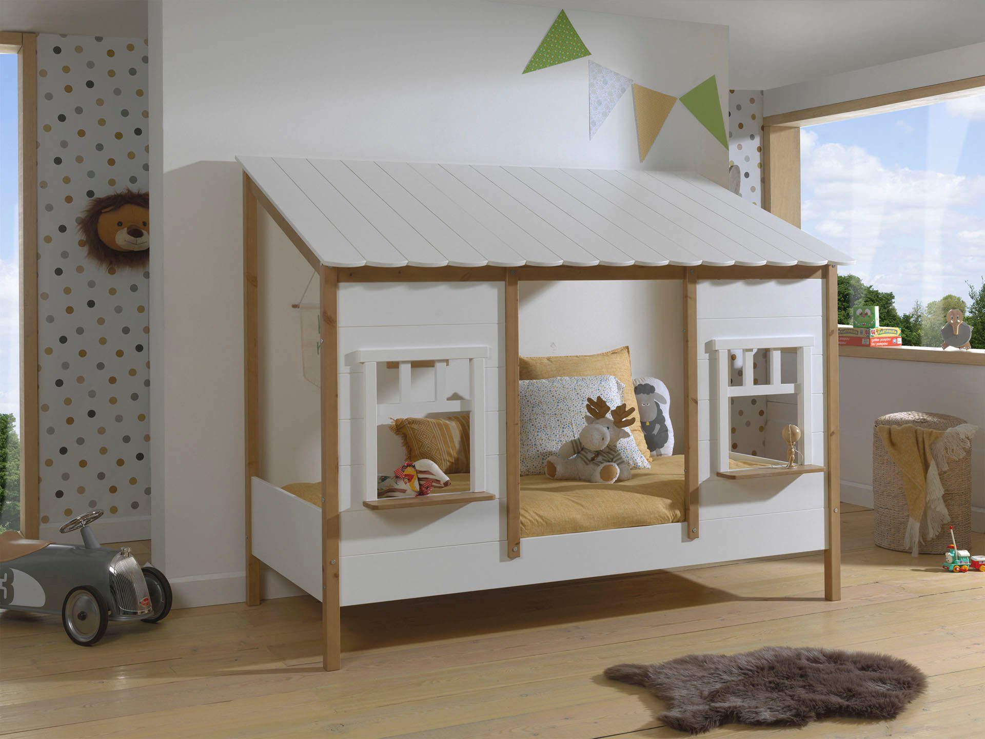 Kinderbett Hausbett, aus MDF und Massivholz weiß lackiert mit farblichen Absatz