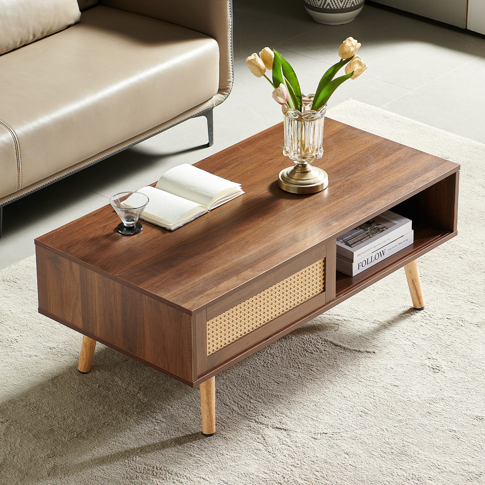 MODFU Couchtisch mit Schiebetüren–Korbgeflochtener Wohnzimmertisch mit Massivholzbeinen (Kaffeetisch H40/B1050/T55 cm), Sofatisch Beistelltisch