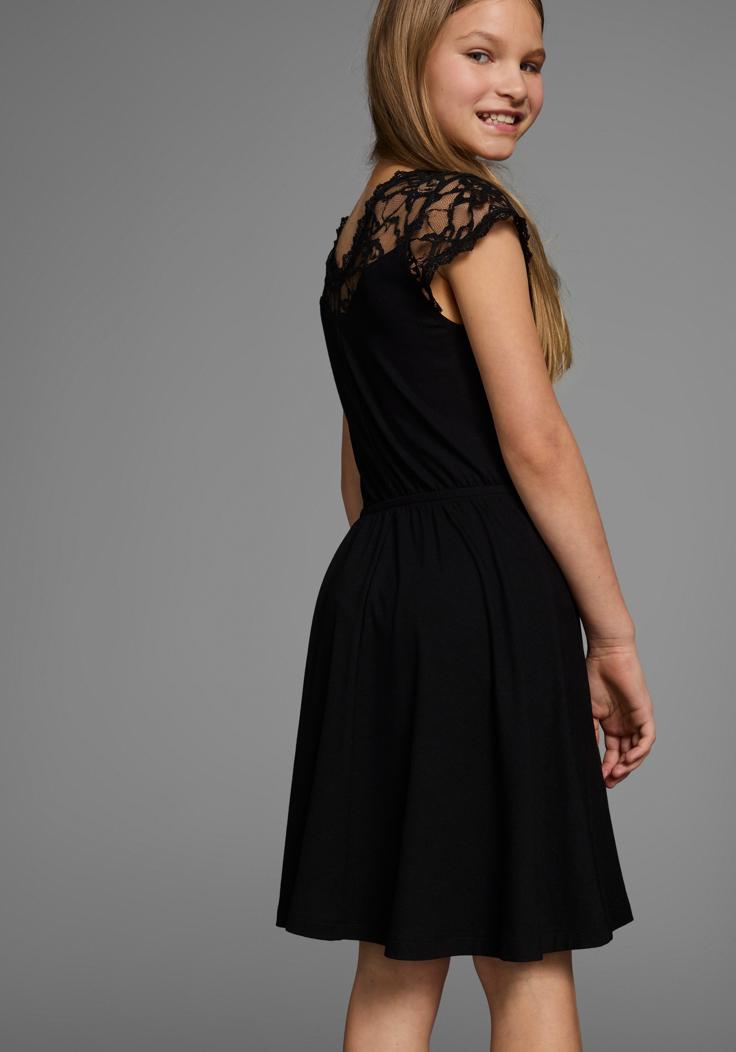 KIDSWORLD Jerseykleid Viskose-Kleid mit Spitze Schöne Spitzen-Ausschitt