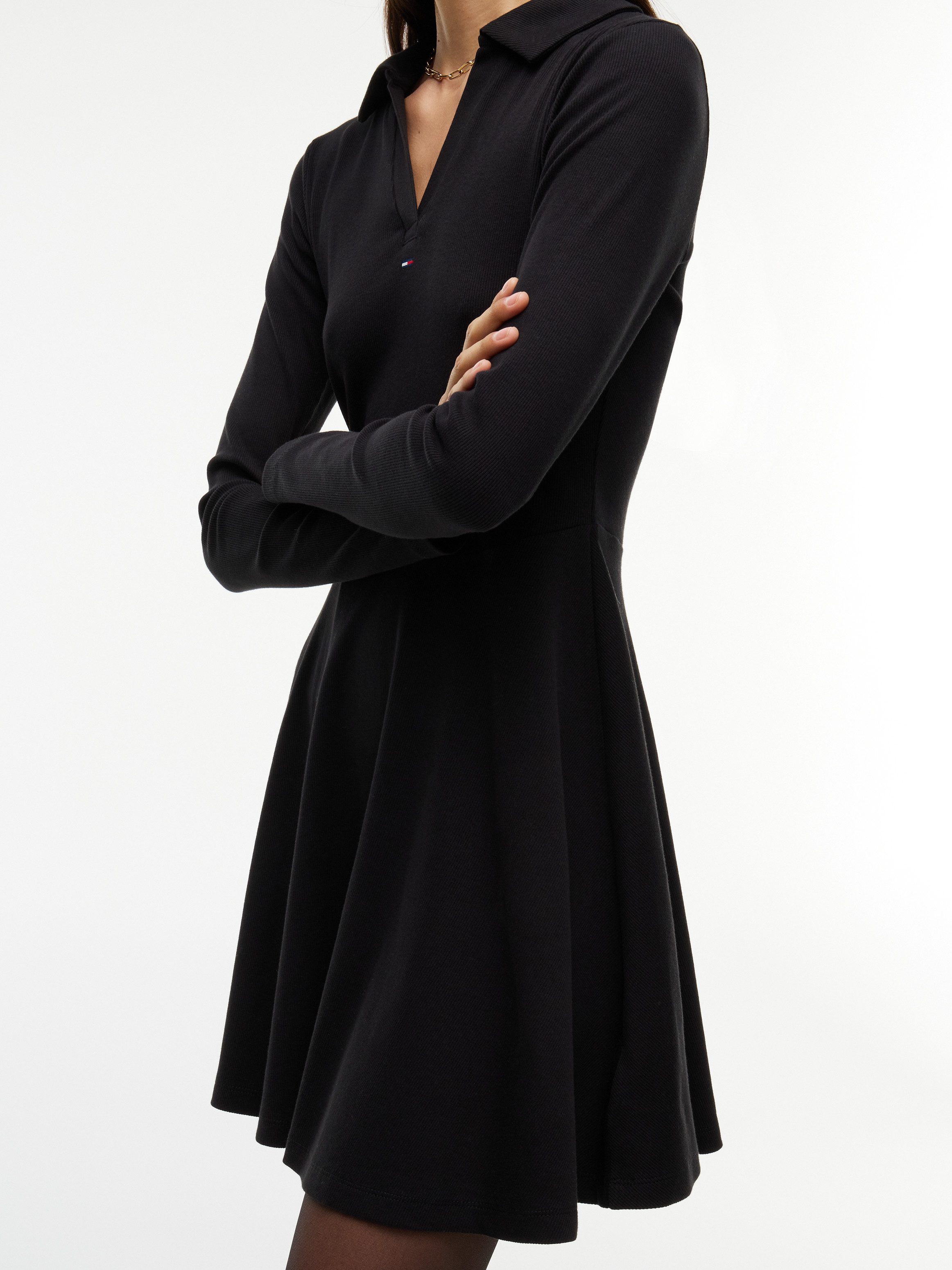 Tommy Jeans Polokleid TJW RIB FIT & FLARE POLO DRESS Baumwollmischung, figurbetont, gerippte Struktur, ausgestellte Form