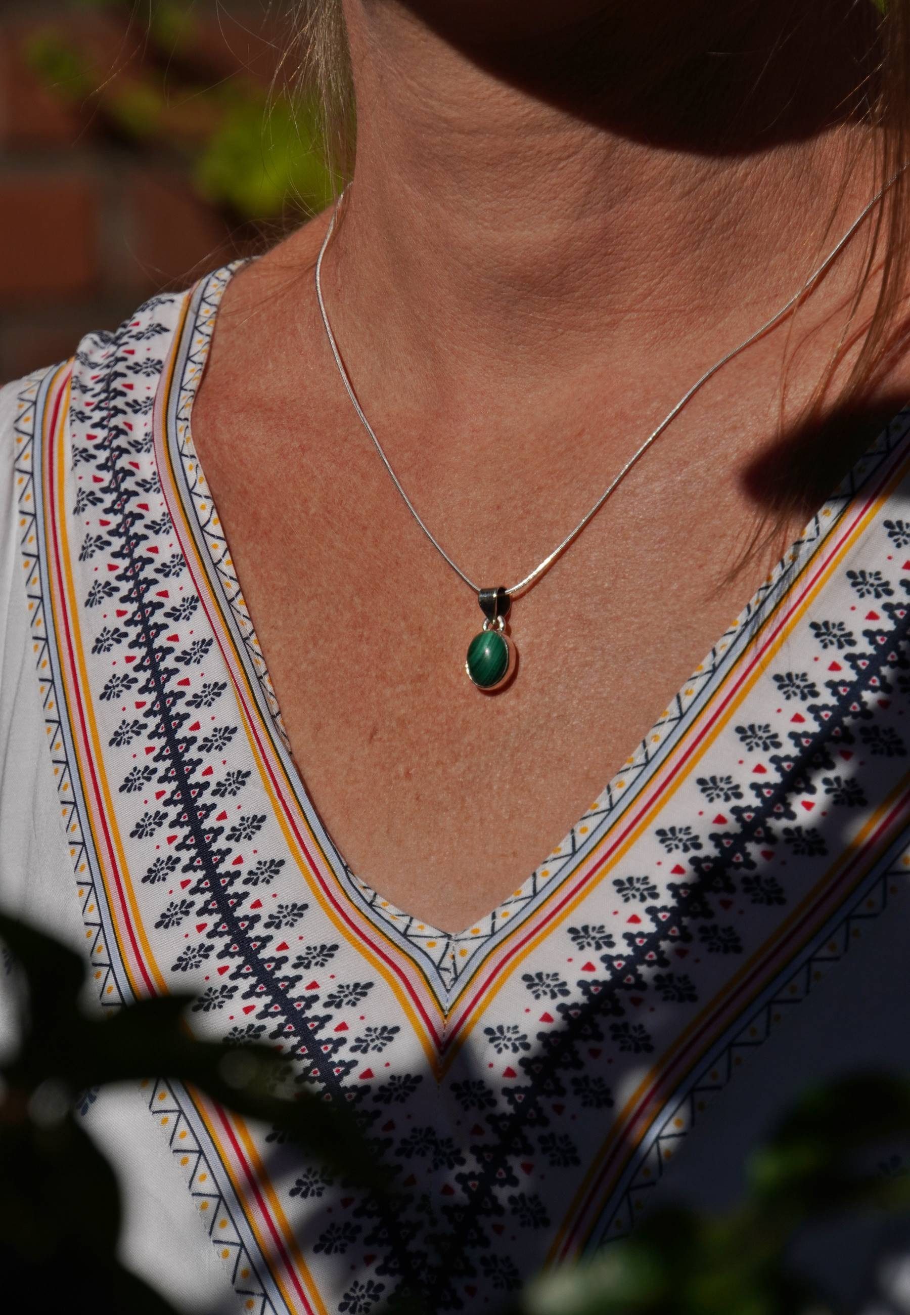 mantraroma Kette mit Anhänger SAMA oval aus 925 Silber mit Malachit (Kettenanhänger uns Kette), 925 Sterling Silber Ketten mit Kettenanhänger für Damen