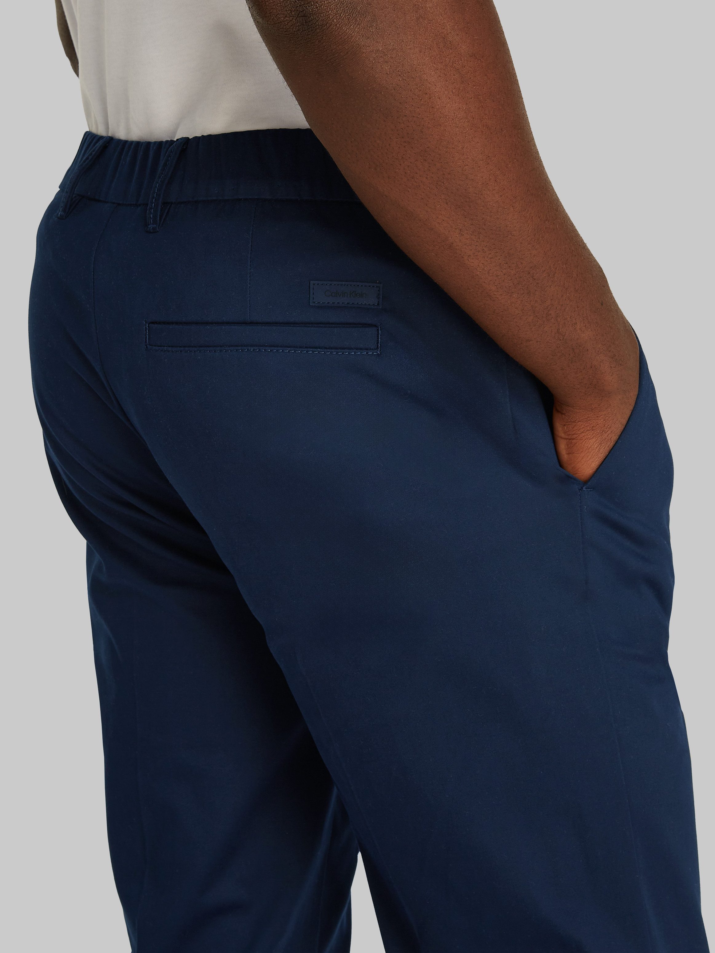 Calvin Klein Bundfaltenhose SATEEN STRETCH TAPERED PLEAT in Satin-Optik günstig online kaufen