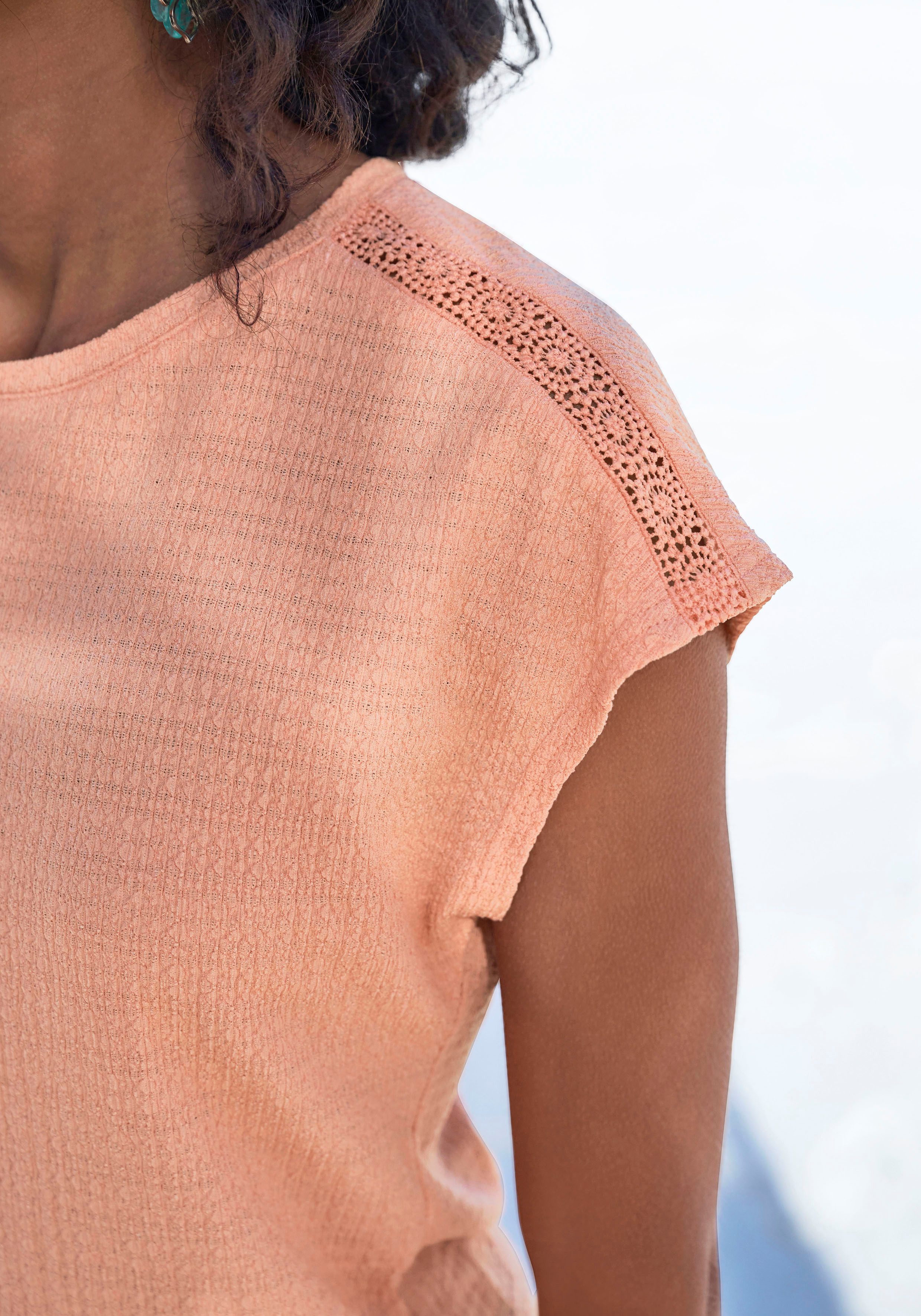 Vivance by Lascana Kurzarmshirt mit dekorativem Häkeleinsatz aus bügelfreier Crêpe-Qualität