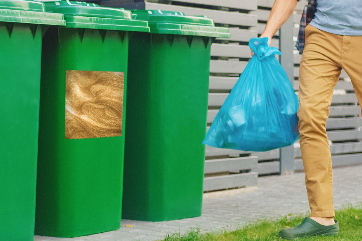 Abfalbehälter Mülltonne, Ein Hintergrund Mülleimer-aufkleber, goldener Container, mit Sticker, (1 MuchoWow Wandsticker St), Glitzern