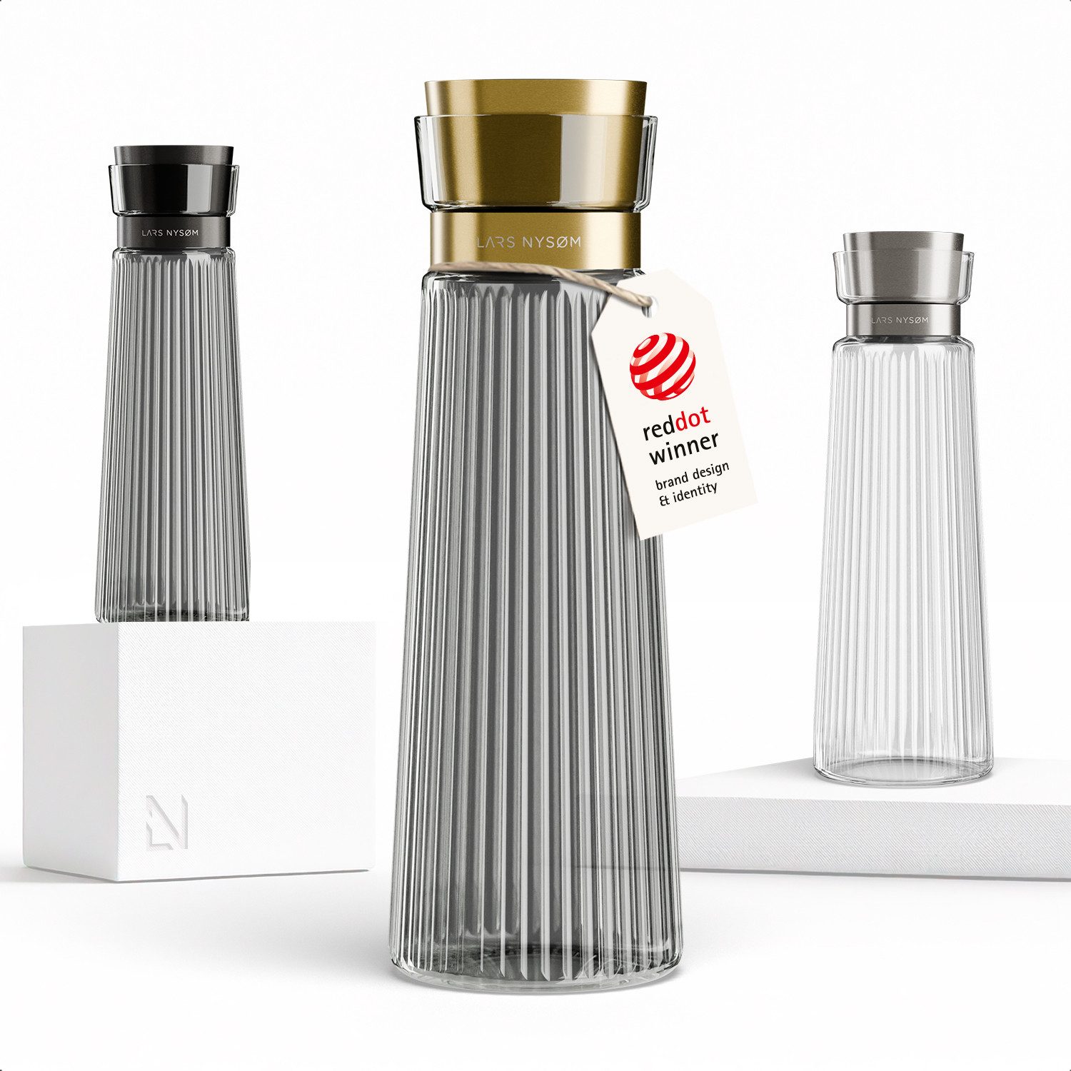 LARS NYSØM Wasserkaraffe Bækvand, (1-tlg), Glaskaraffe 1 l mit Edelstahldeckel und integriertem Sieb