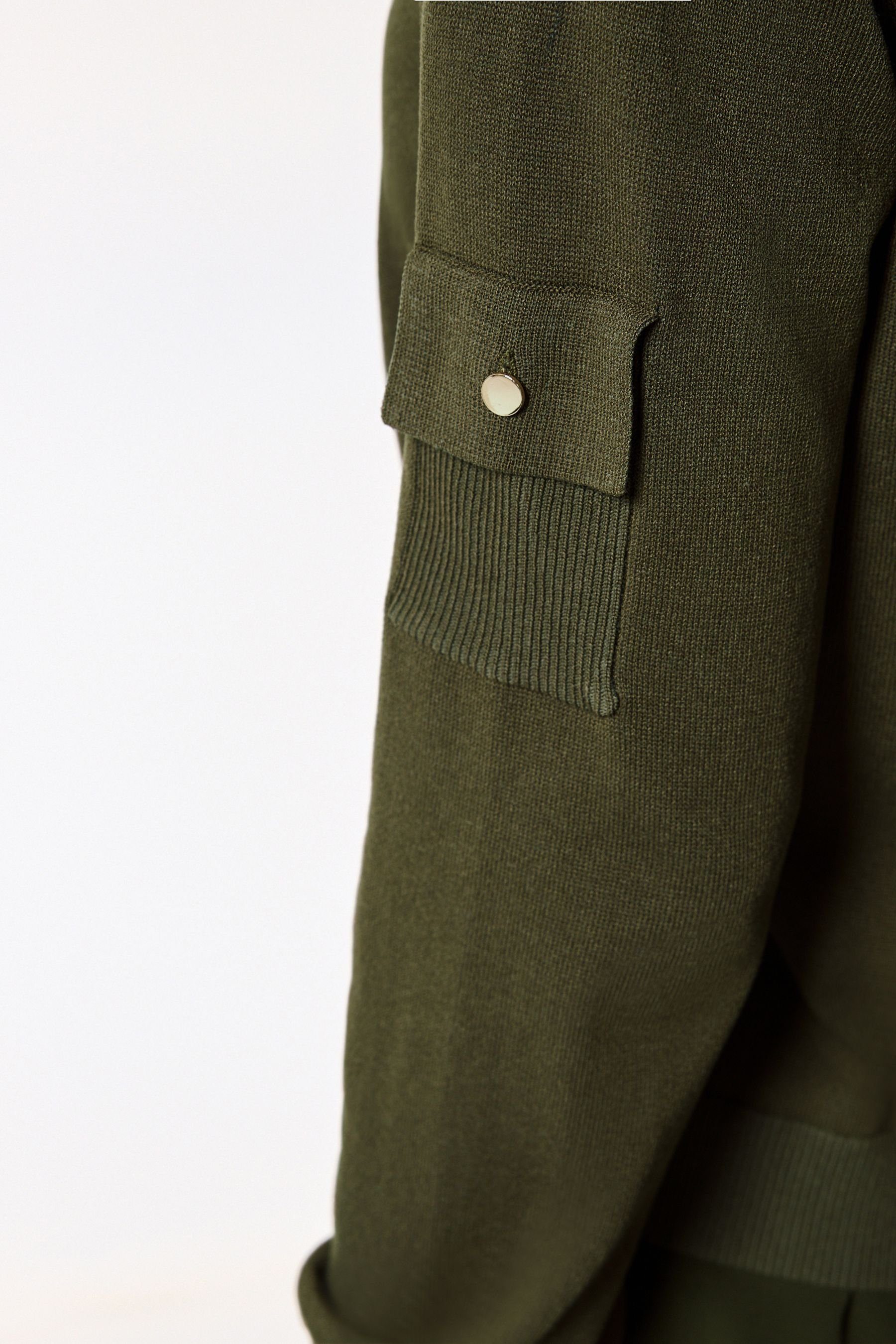 Khaki Next (1-tlg) mit V-Ausschnitt-Pullover Lagenpullover V-Ausschnitt und Green Utility-Tasche
