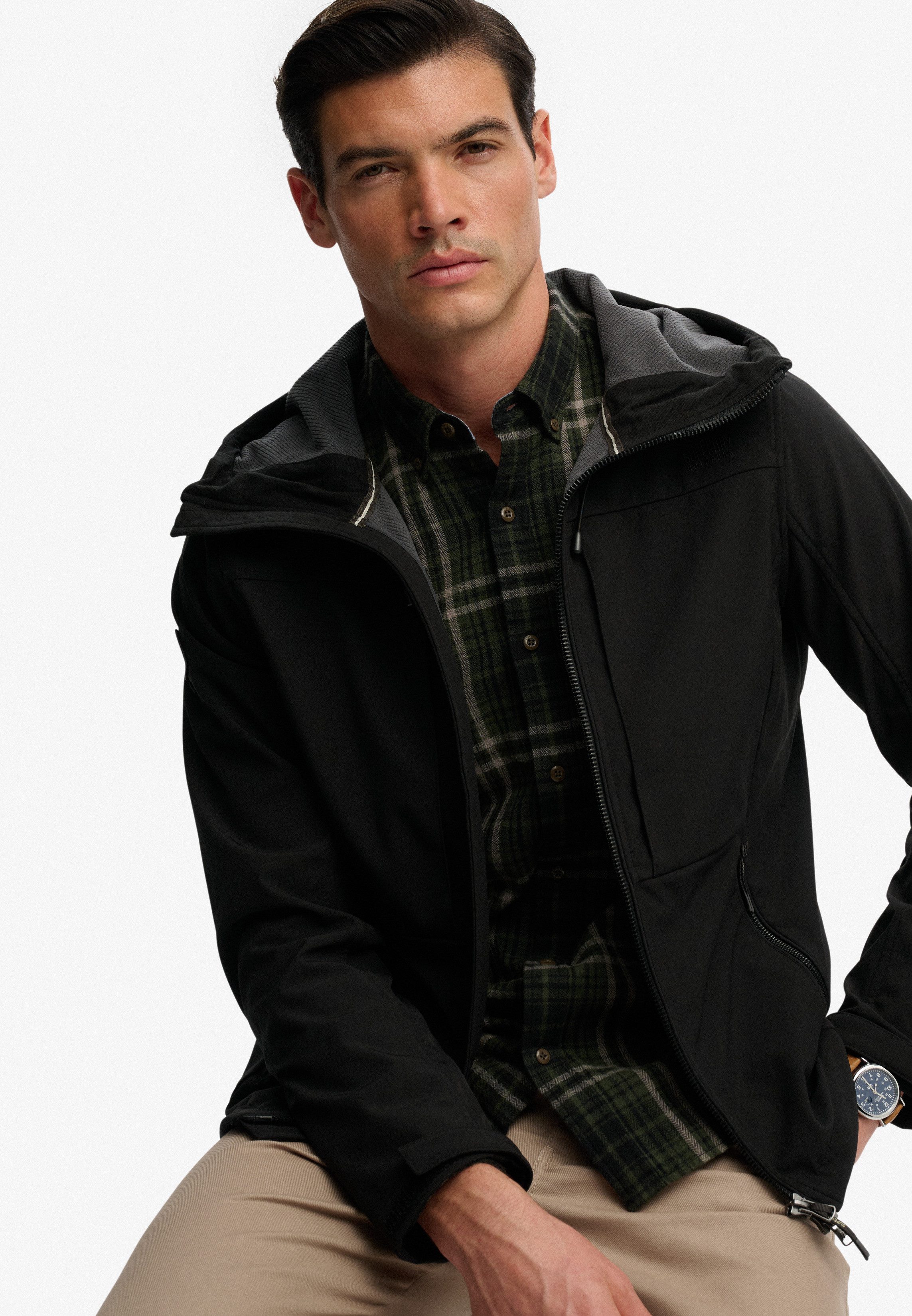 Superdry Outdoorjacke HOODED SOFTSHELL TREKKER JKT mit Materialmix aus Polyester und Elasthan, Relaxed Fit – Bild 3 von 5