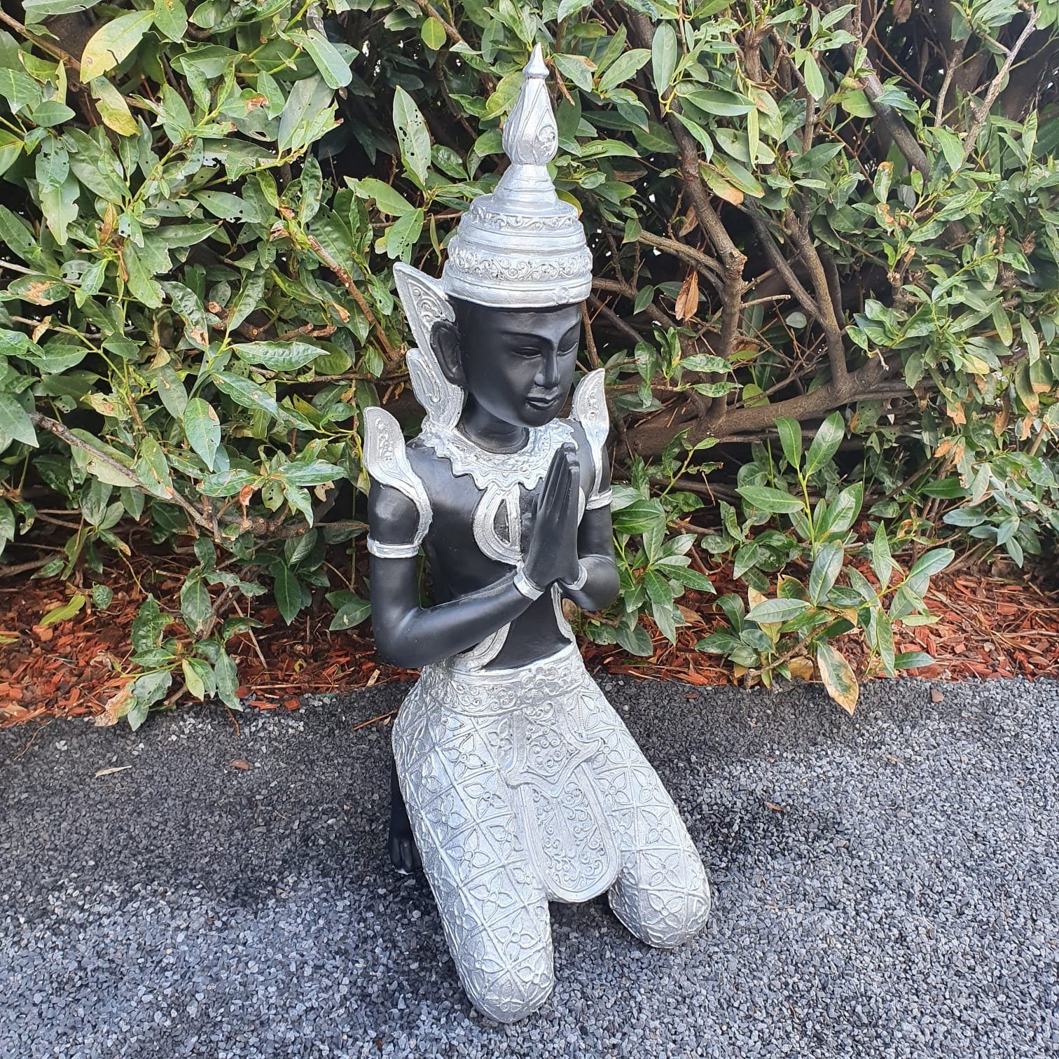 Aspinaworld Gartenfigur Kniende Buddha Figur Tempelwächter 80 cm Silber wetterfest