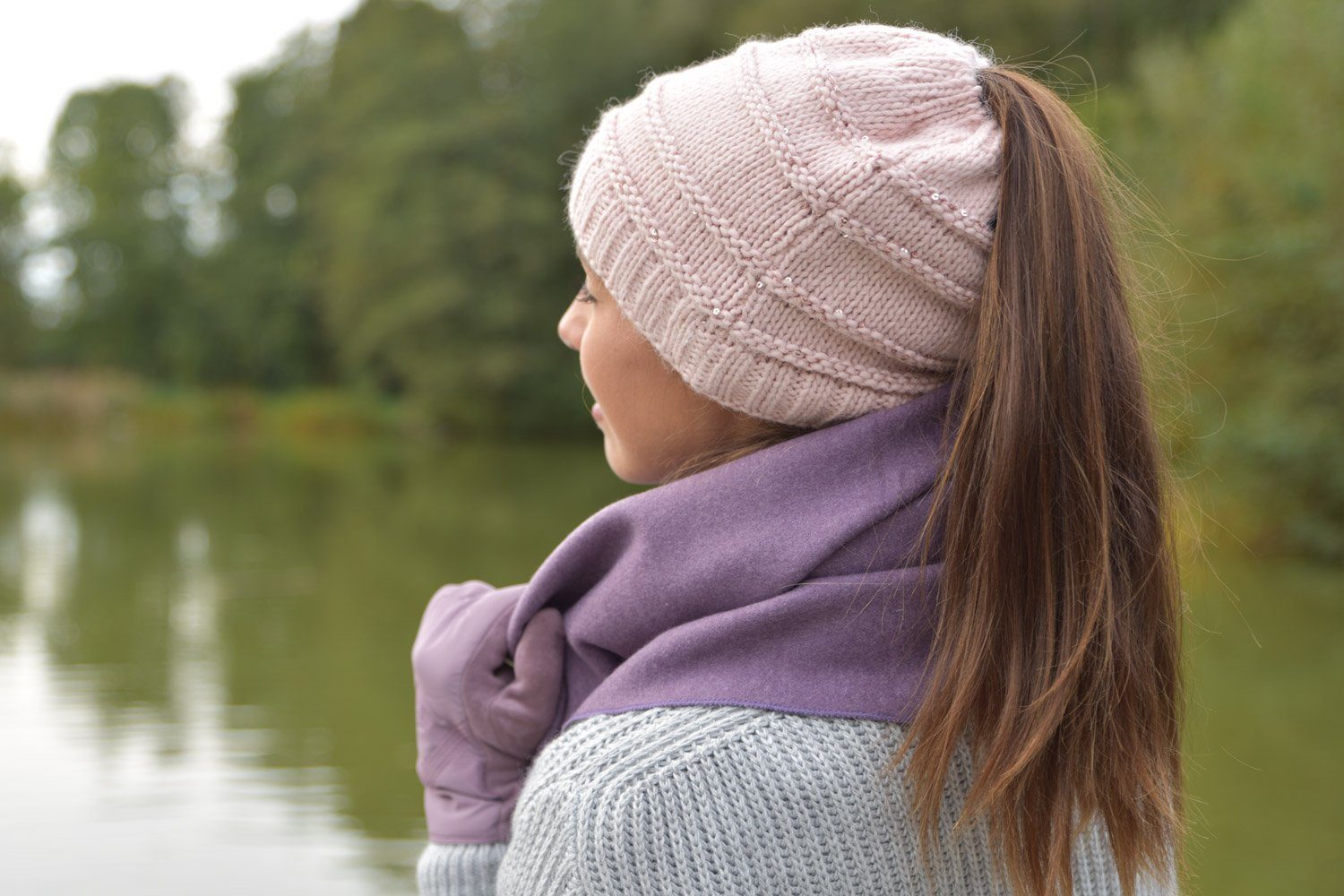 styleBREAKER Strickmütze Strickmütze mit Pailletten für Pferdeschwanz (1-St)