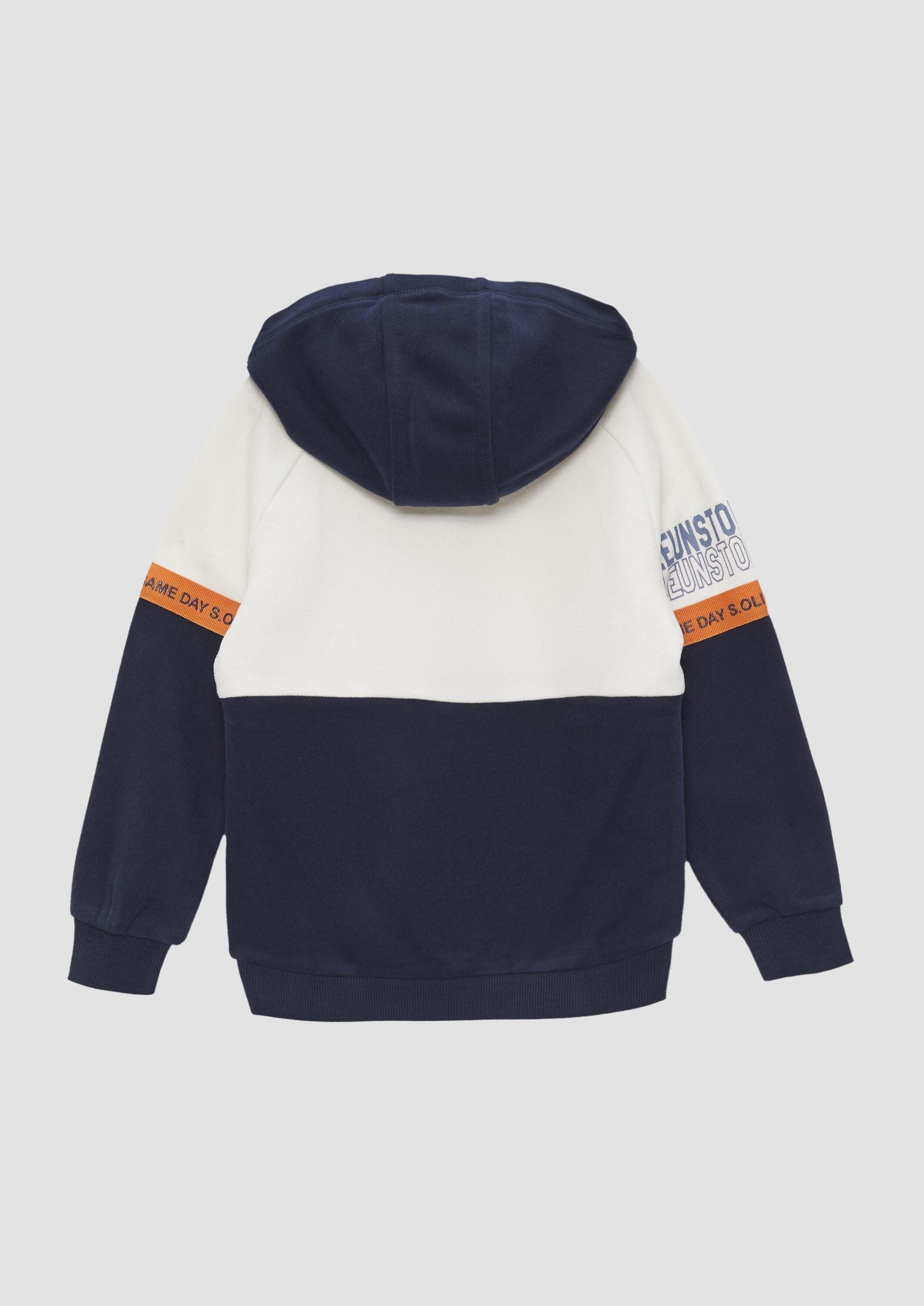 s.Oliver Sweatshirt Sweatshirt Zweifarbiges Kapuzen-Sweatshirt mit Print-Details – Bild 2 von 3