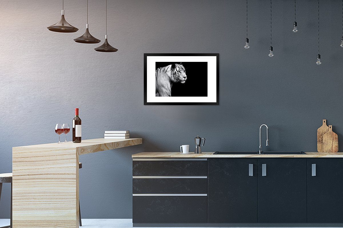 Gerahmtes Studioaufnahme mit Bilderrahmen auf schwarzem (1 weißen Poster, Kunstdruck, Schwarzem St), Hintergrund, Tigers eines MuchoWow Rahmen, Poster