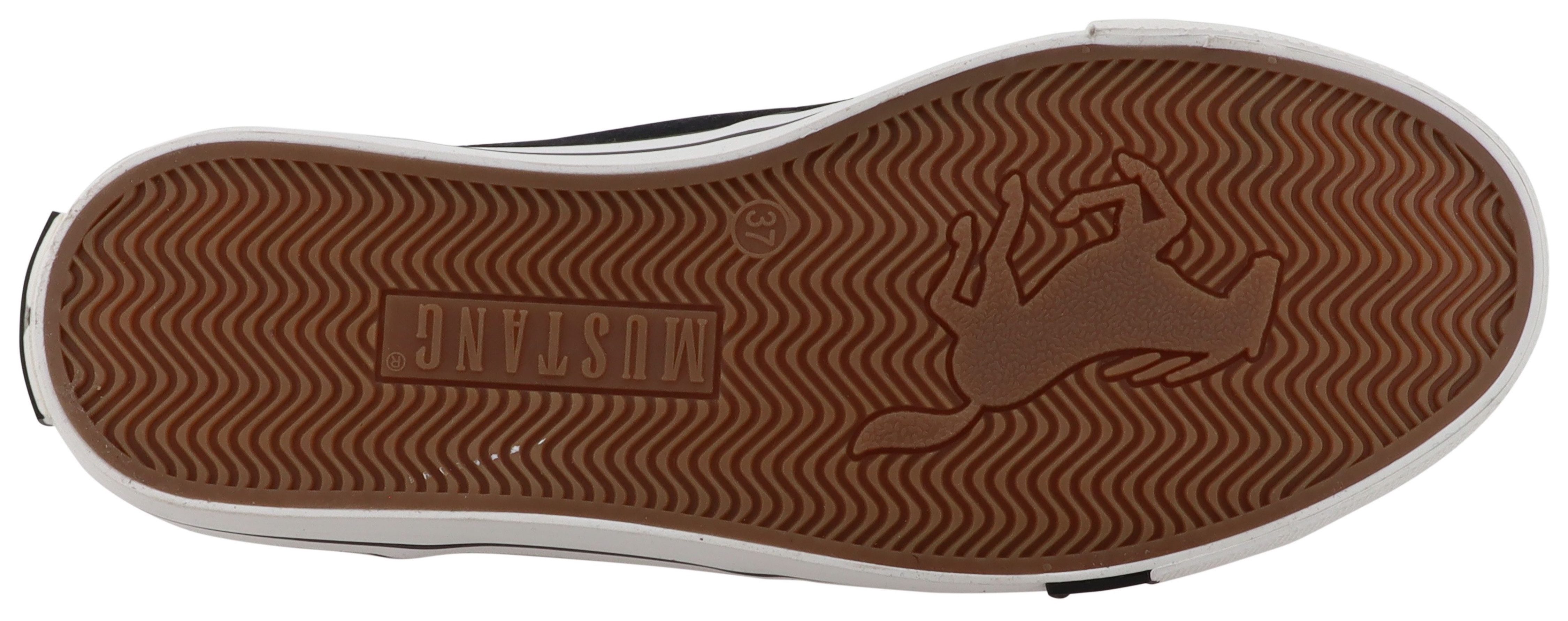 Mustang Shoes Winona Slip-On Sneaker Freizeitschuh, Slipper, Halbschuh mit Logo-Aufnähern