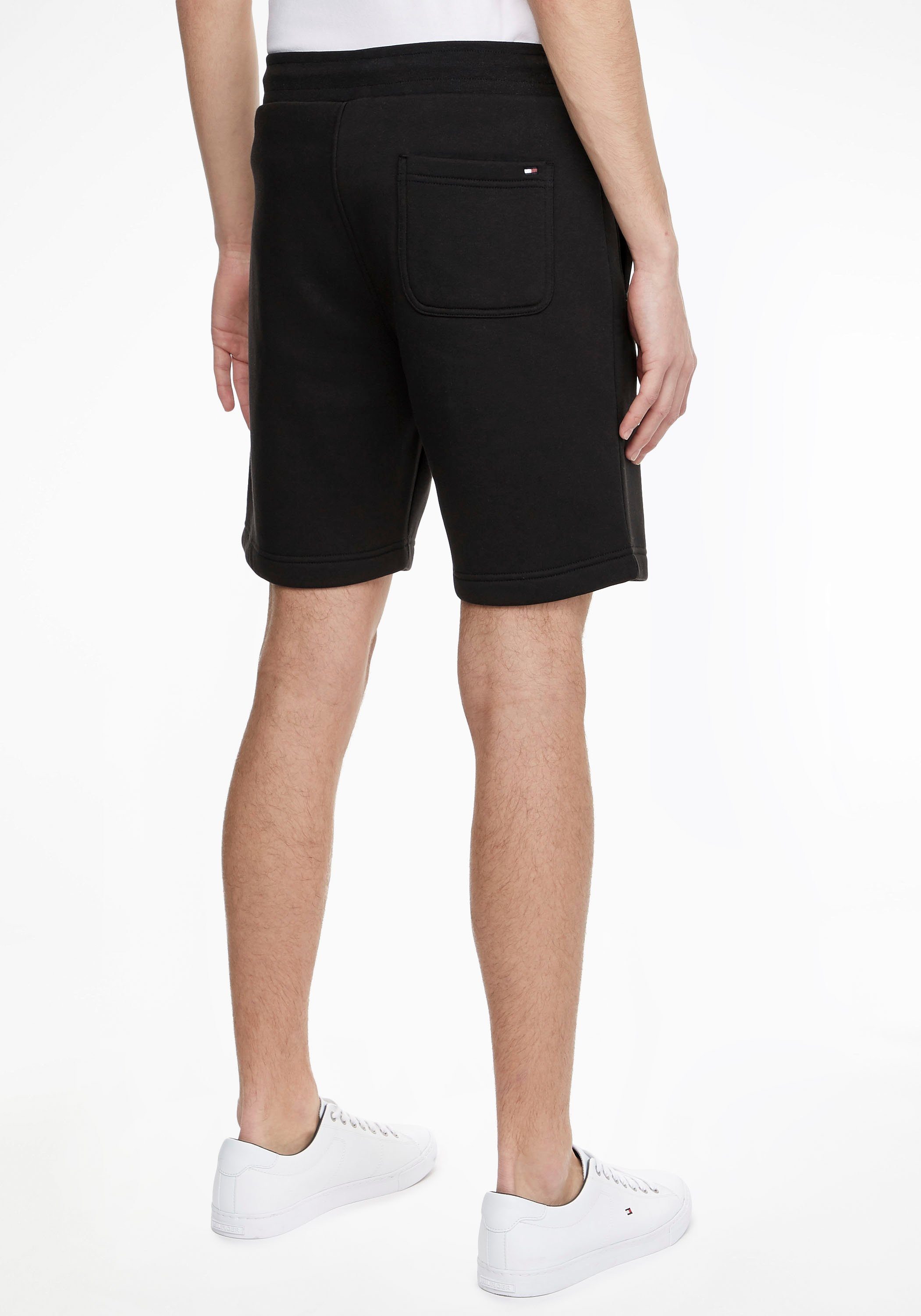 Design LOGO Sweatshorts black schlichtem Tommy TOMMY in Hilfiger SWEATSHORTS