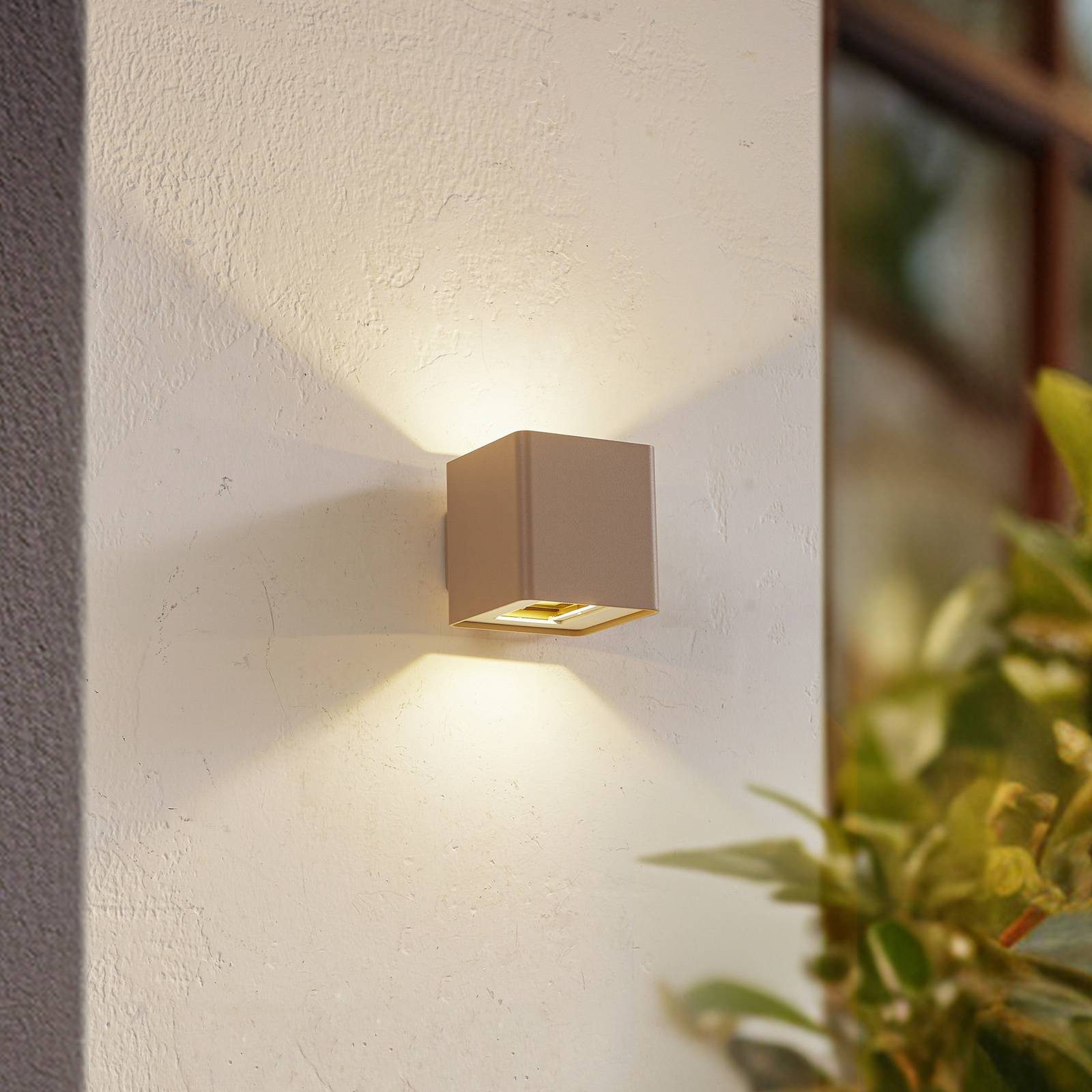 Lucande Außen-Wandleuchte Aaron, LED 10,7 W gesamt, warmweiß
