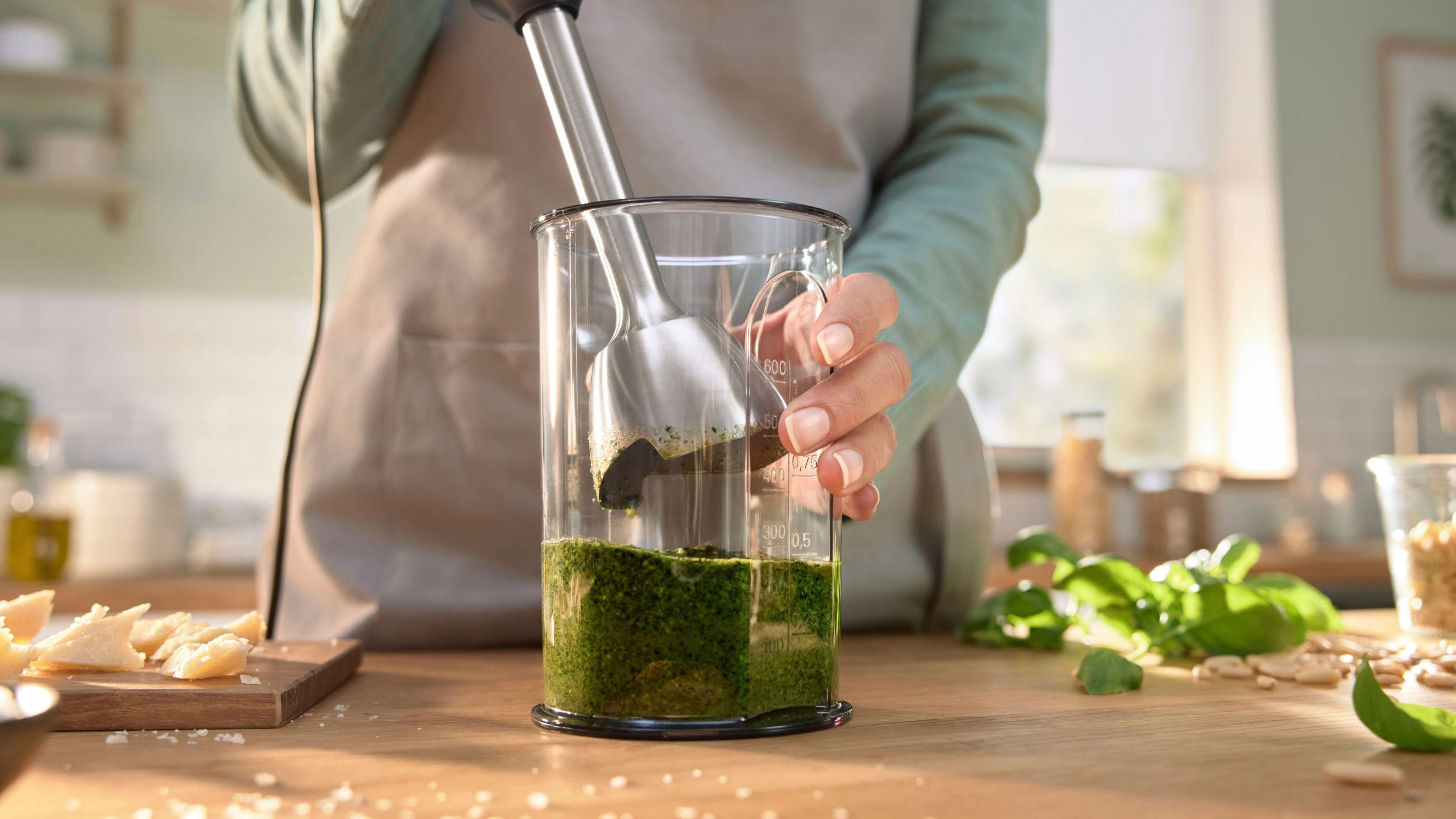 BOSCH Stabmixer ErgoMaster Serie 4 MSM4W220, 4 Klingen, Zerkleinerer, Becher, weiß, 600 W, Mixfuß Edelstahl, großer Bedienhebel, Keramikkupplung, Made in Europe