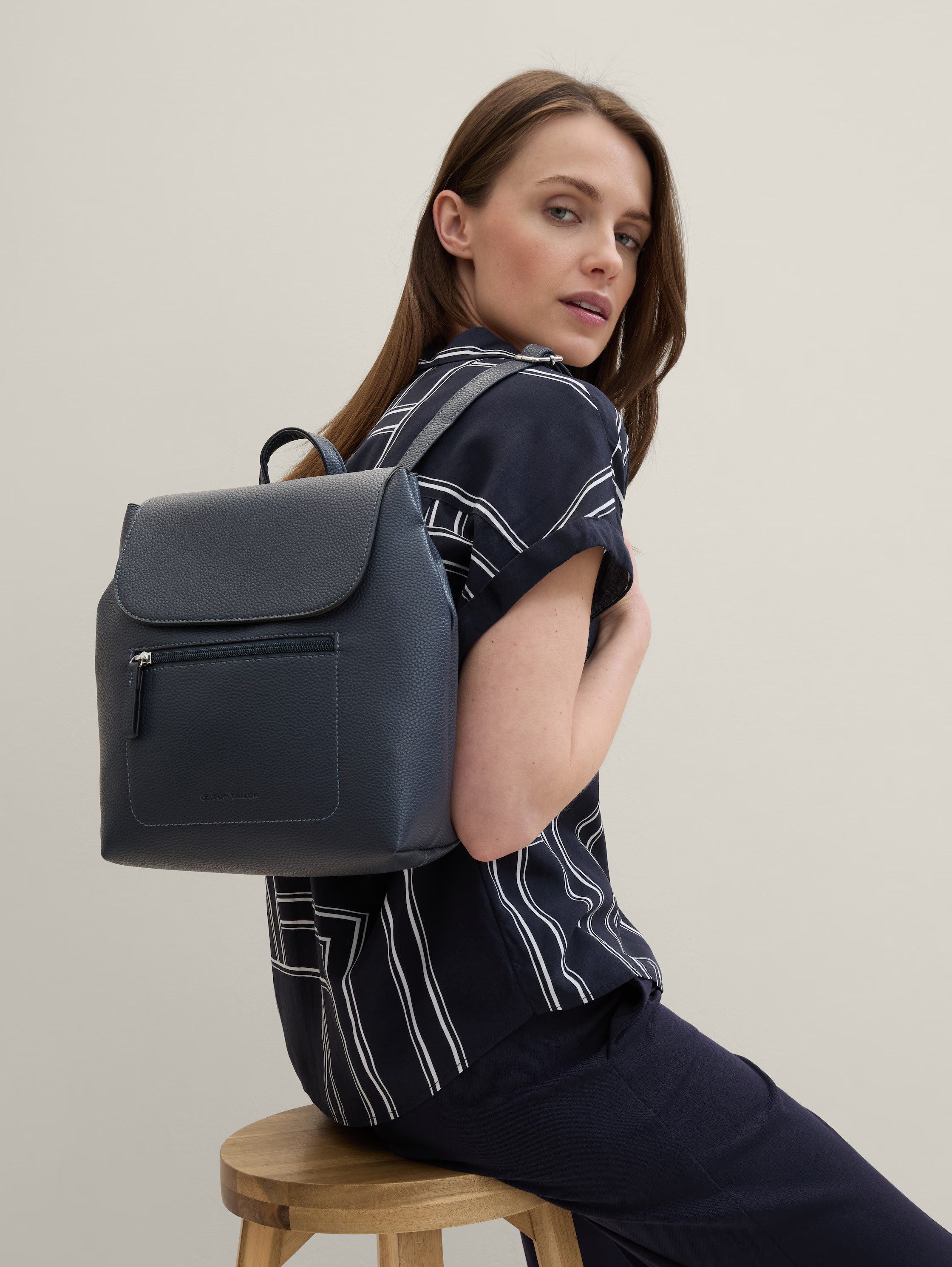 TOM TAILOR Rucksack Elis, aus weich gekörntem Lederimitat und feinem Logo