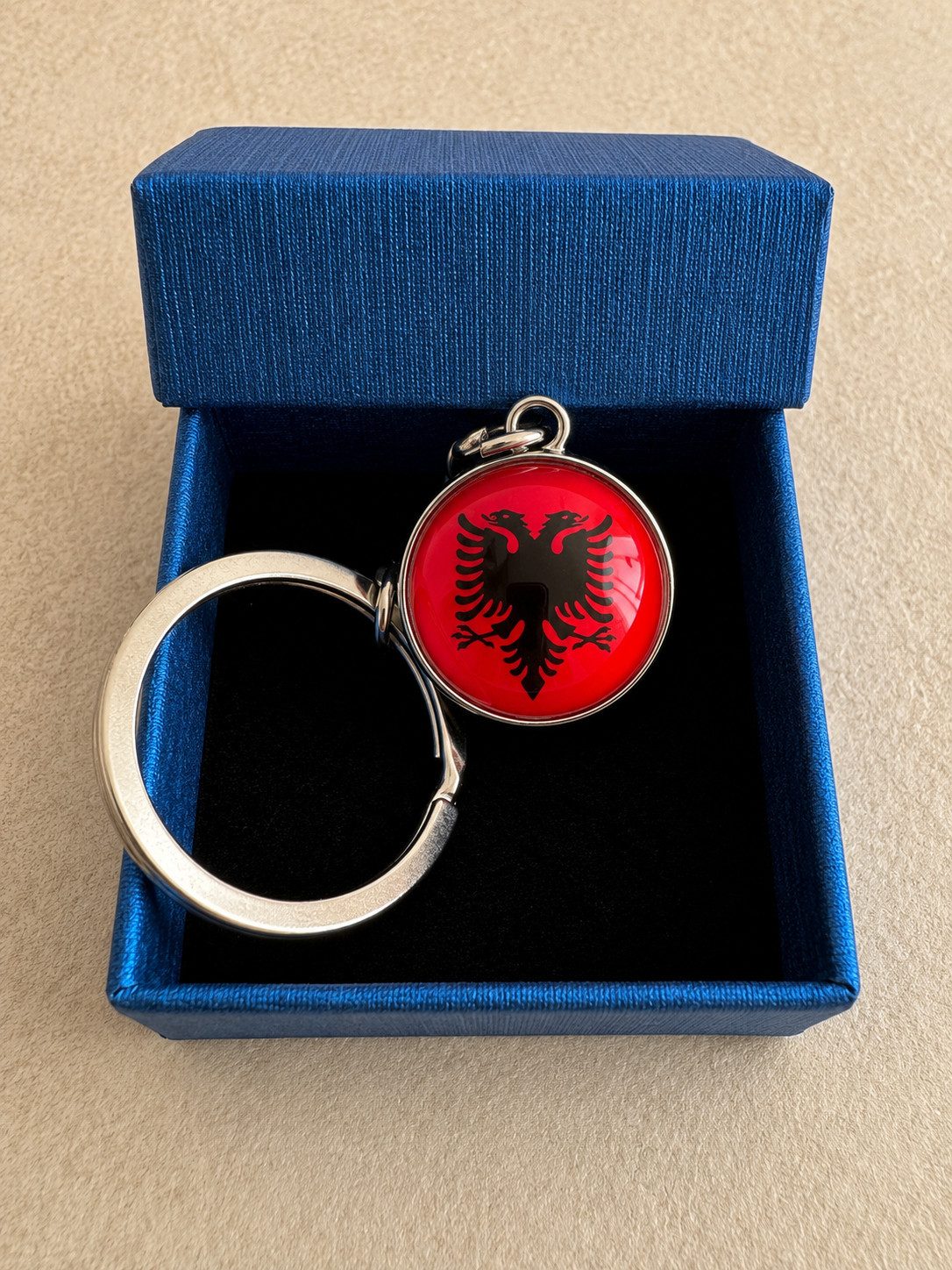 Stelby Schlüsselanhänger mit Gravur Albanien Flagge Schlüsselanhänger 3D mit Geschenkbox (Weihnachtsgeschenk, Geburtstagsgeschenk, Valentinstaggeschenk, Gravur mit Glow-Effekt), langlebig, pflegeleicht, unisex