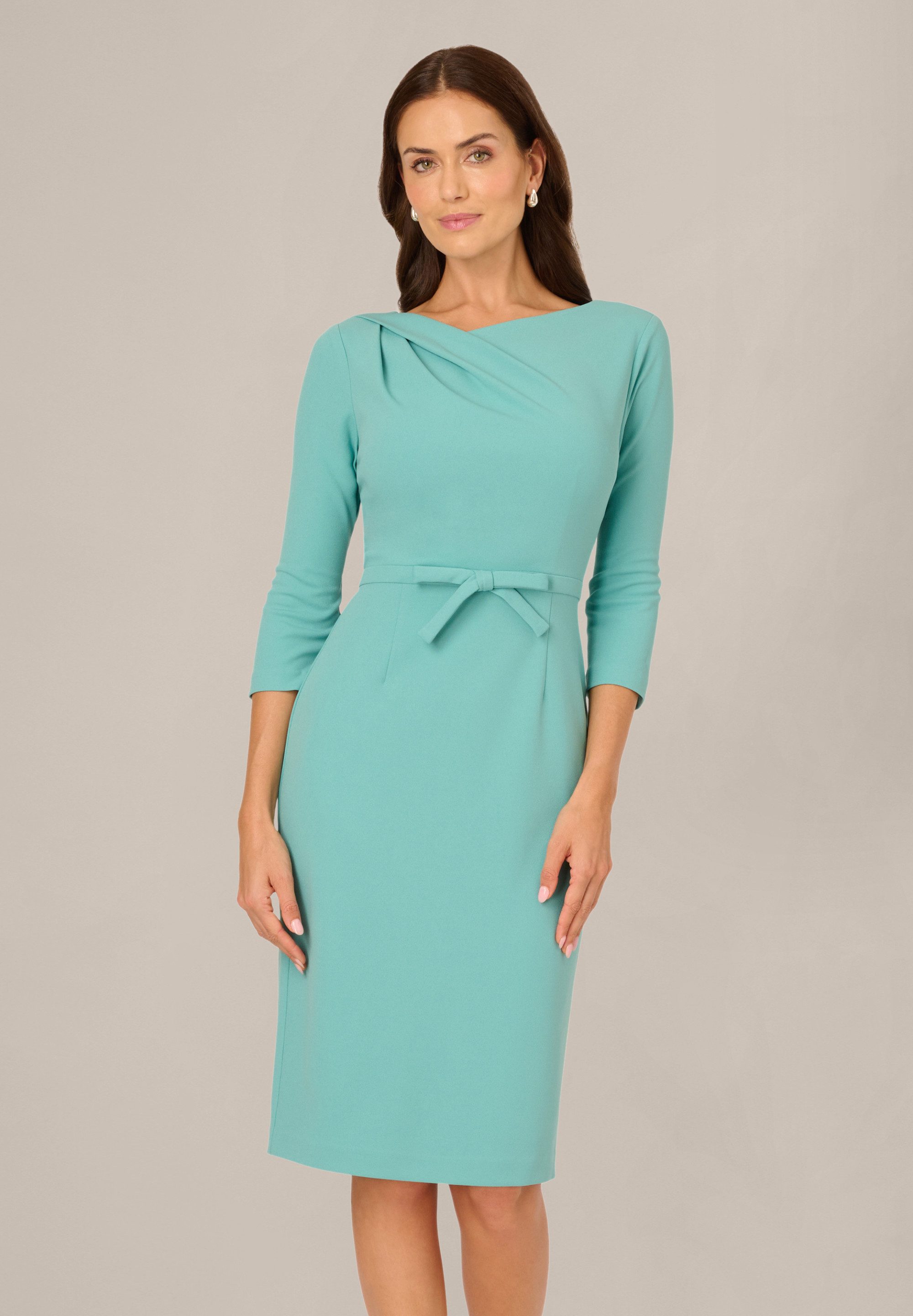 Adrianna Papell Midikleid Drape Neck Sheath Midi Dress Maßgeschneidertes und elegantes Etuikleid