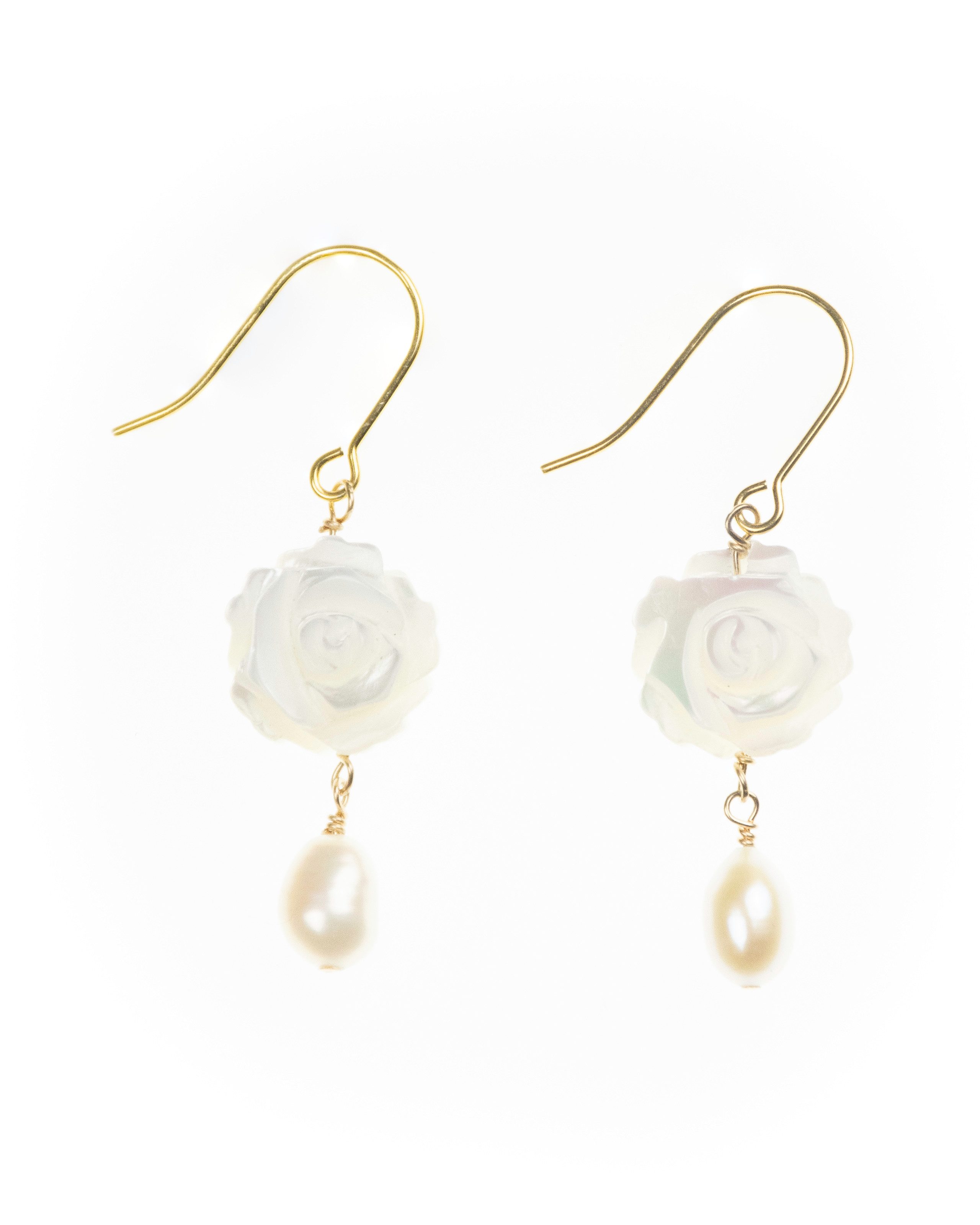 MayTree Ohrstecker-Set Perlen mit Perlmuttrosen (2-tlg), 925er Silberhaken mit 18K Goldauflage
