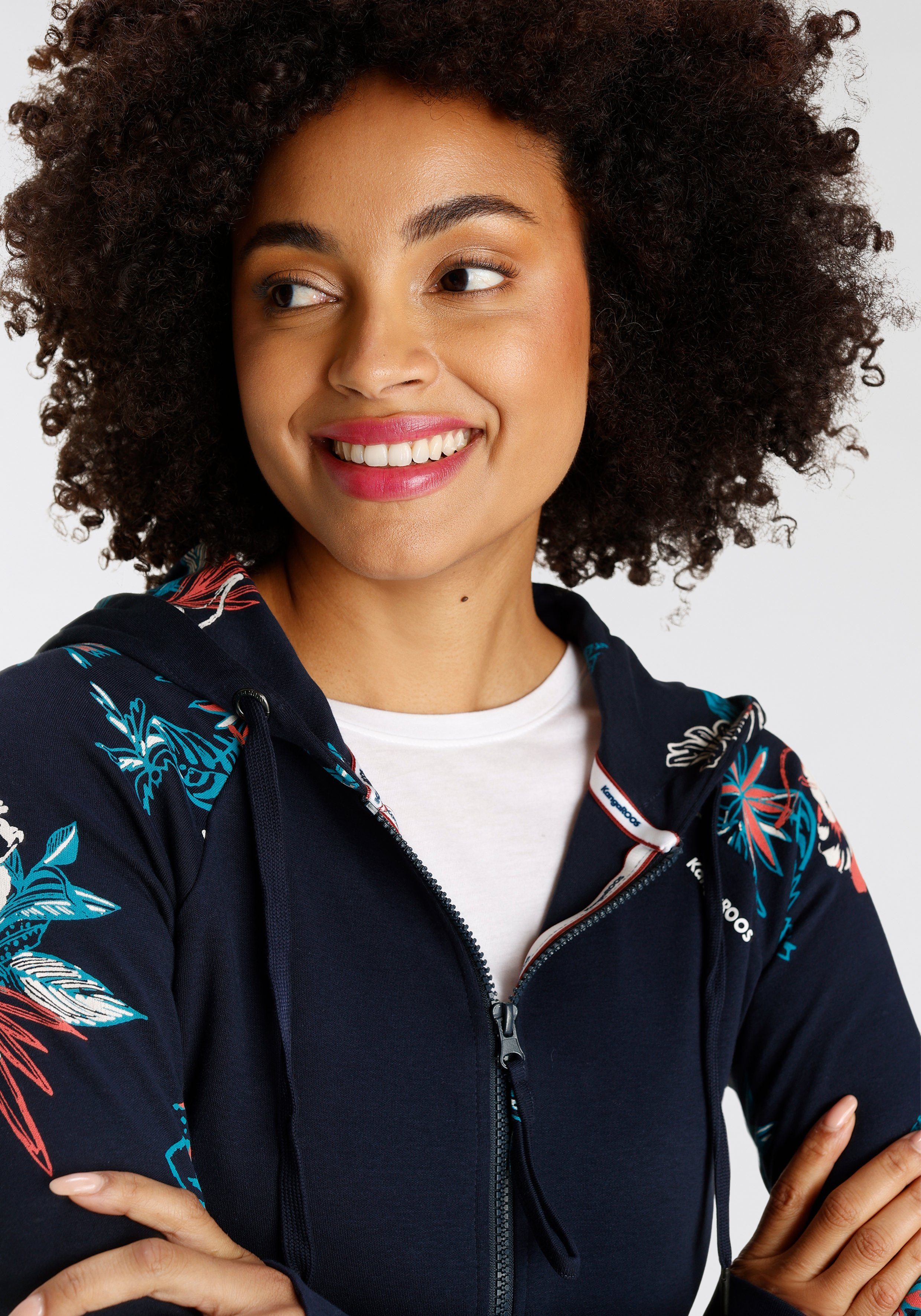 KangaROOS Kapuzensweatjacke mit blumigem Druck im Hawaii-Look