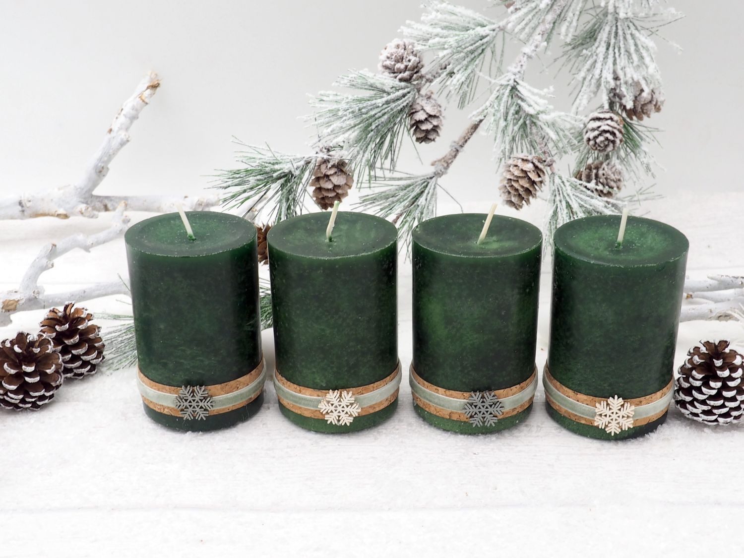 ZauberDeko Adventskerze Adventskerzen Stumpenkerzen Dunkelgrün Grün Schneef günstig online kaufen