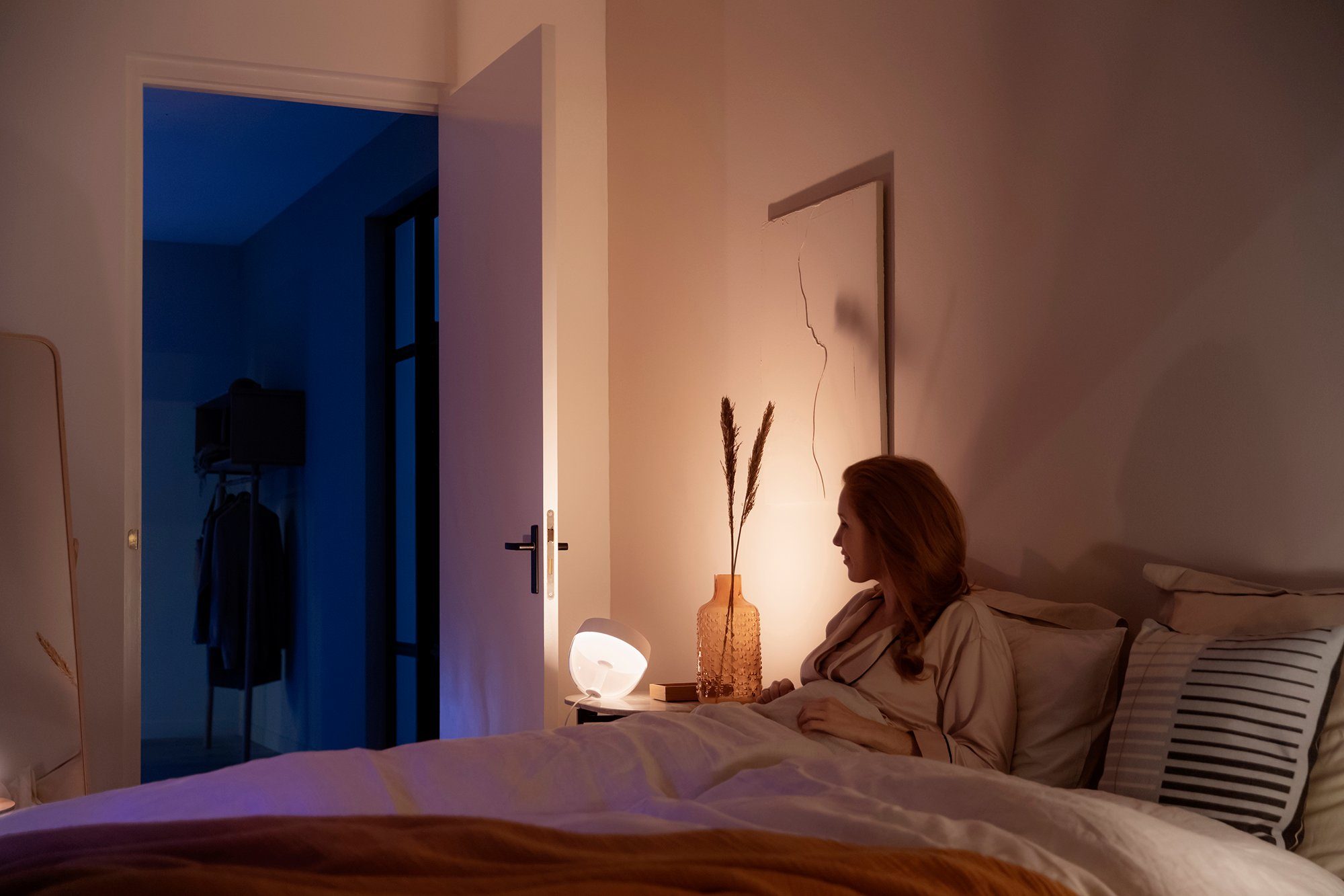 Philips Hue fest Bluetooth, integriert, LED Neutralweiß, Farbwechsel, Tischleuchte Kaltweiß, Farbwechsler, Nachtlichtfunktion, Tageslichtweiß, Leuchtmittel, per Steuerung Timerfunktion, Dimmfunktion, Bluetooth Iris, Bridge integriertes Hue Warmweiß, LED oder